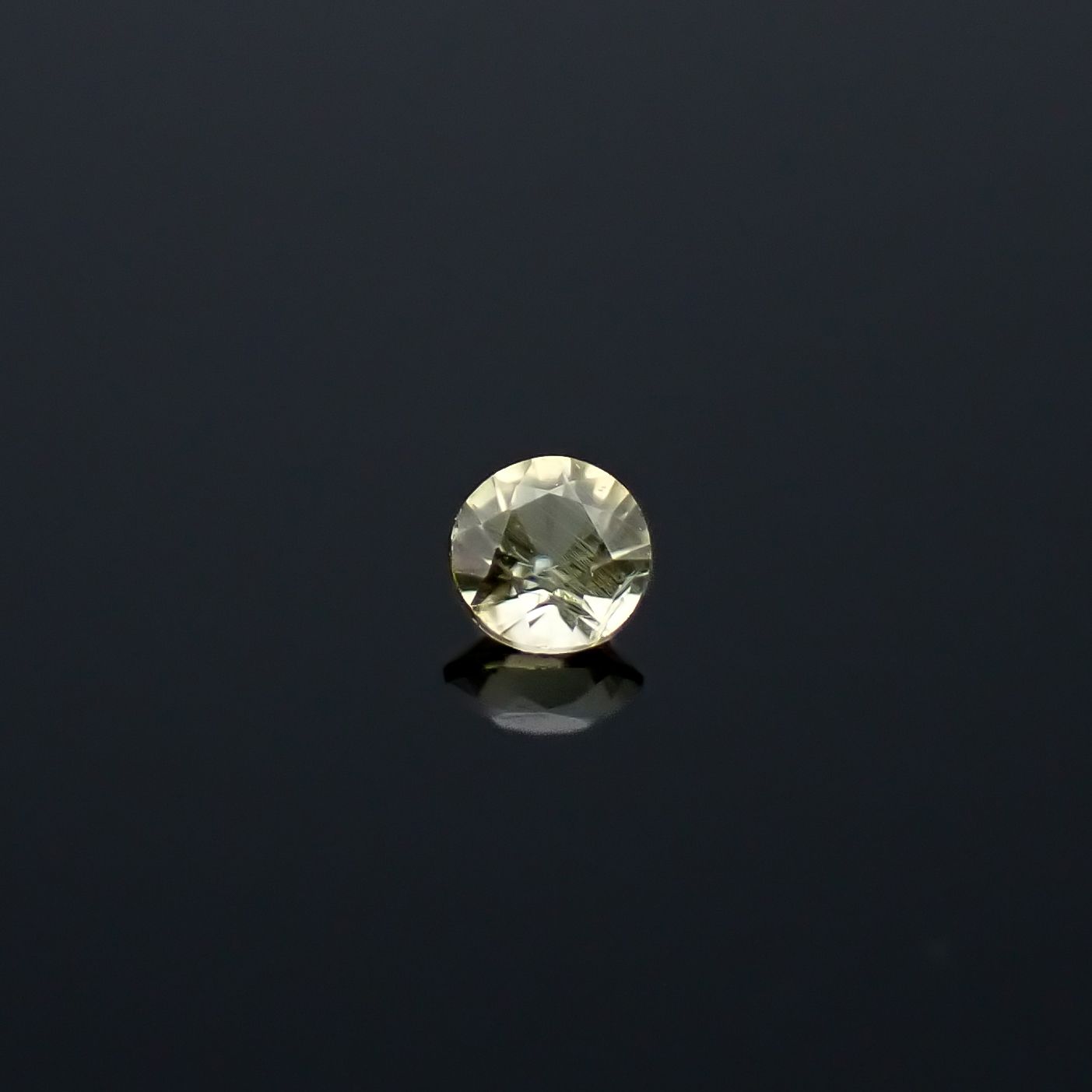 パラサイティックペリドット 採取地:ロシア・セイムチャン 0.023ct / 1.8x1.8mm前後 [260632351]