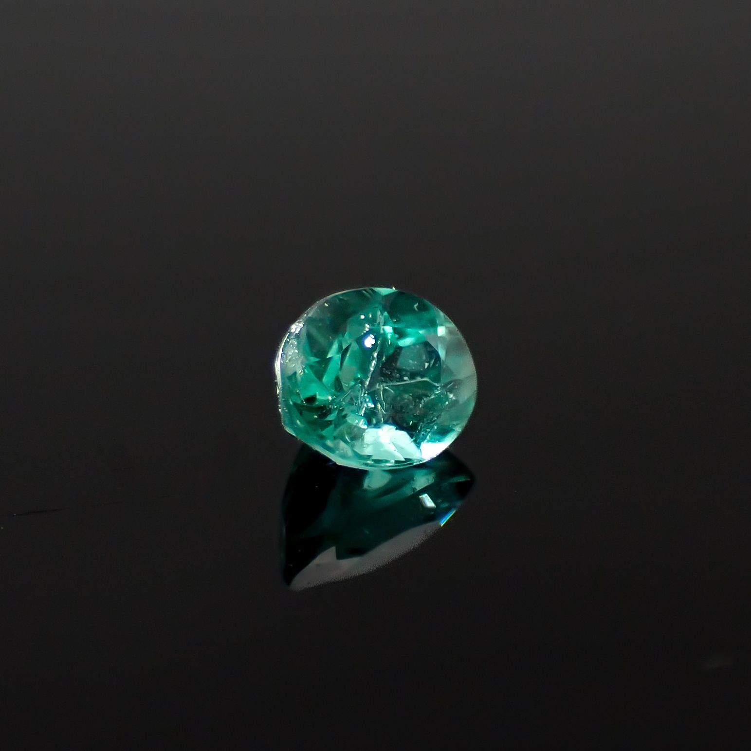 パライバトルマリン ブラジル・パライバ州バターリャ鉱山産 0.30ct[240928760]4.4x3.6mm前後