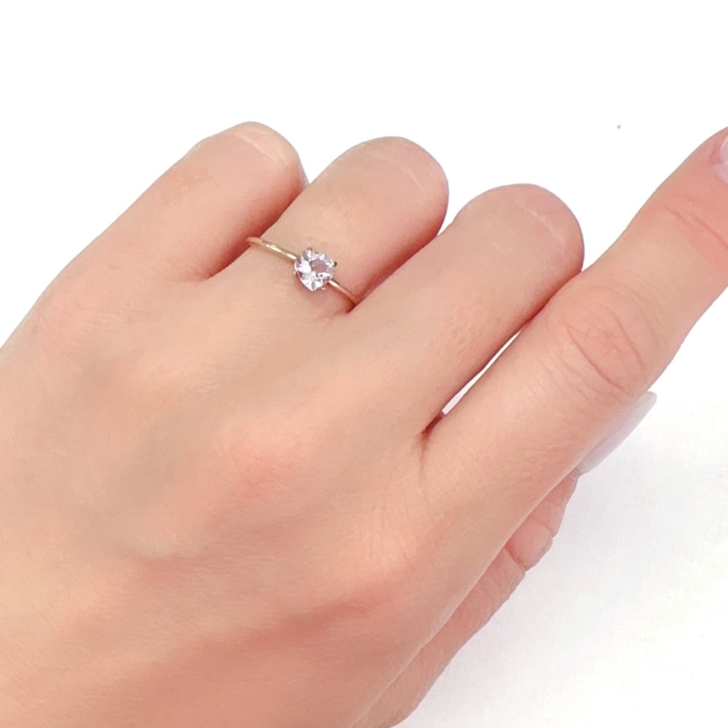 モルガナイト ナイジェリア産 0.43ct[240326779]5.4x5.4mm前後