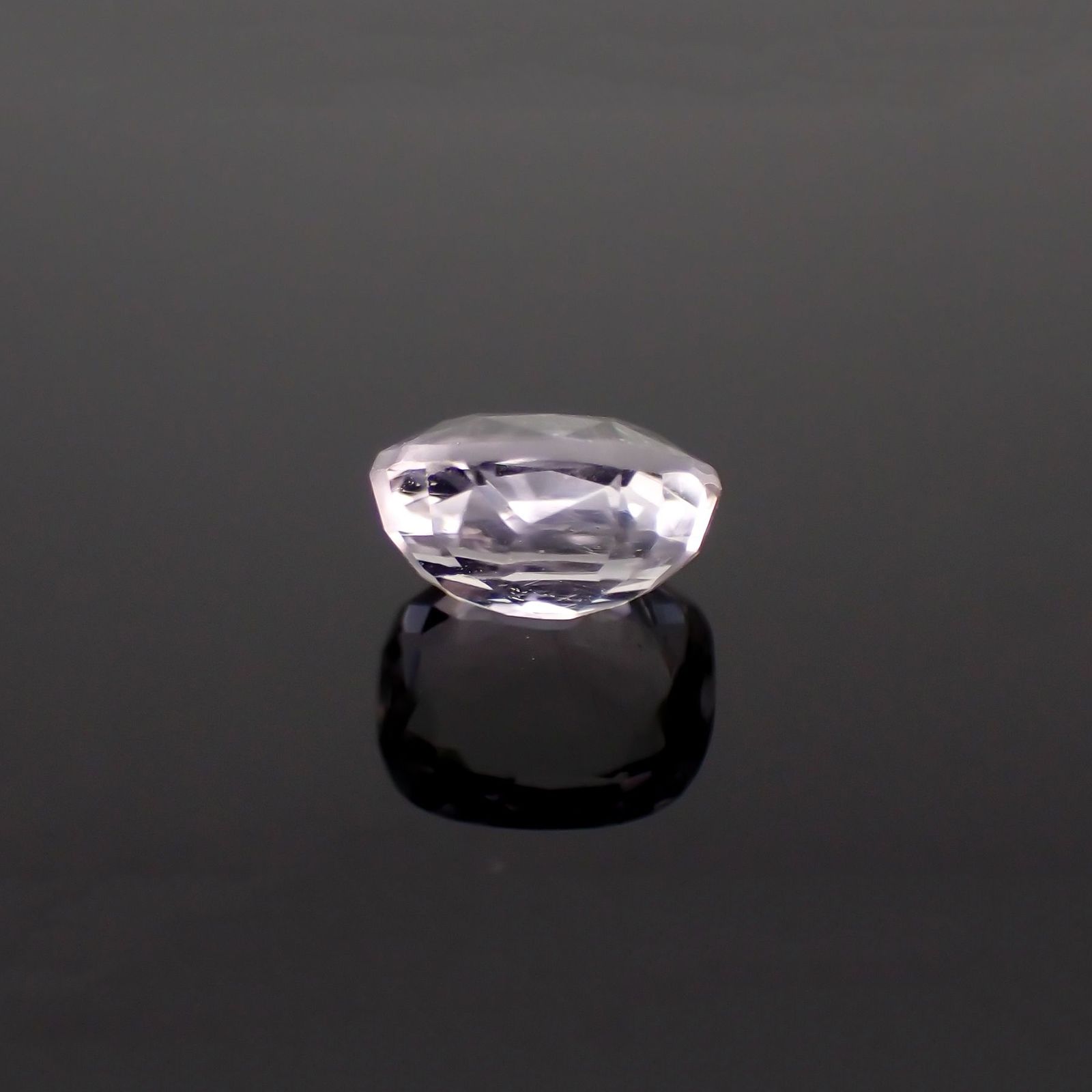 ポードレッタイト カラーレス(宝石名ホワイト・ポードレッタイト)ビルマ産 ソ付(彩珠) 0.903ct / 6.7x5.6mm前後 [260718920]