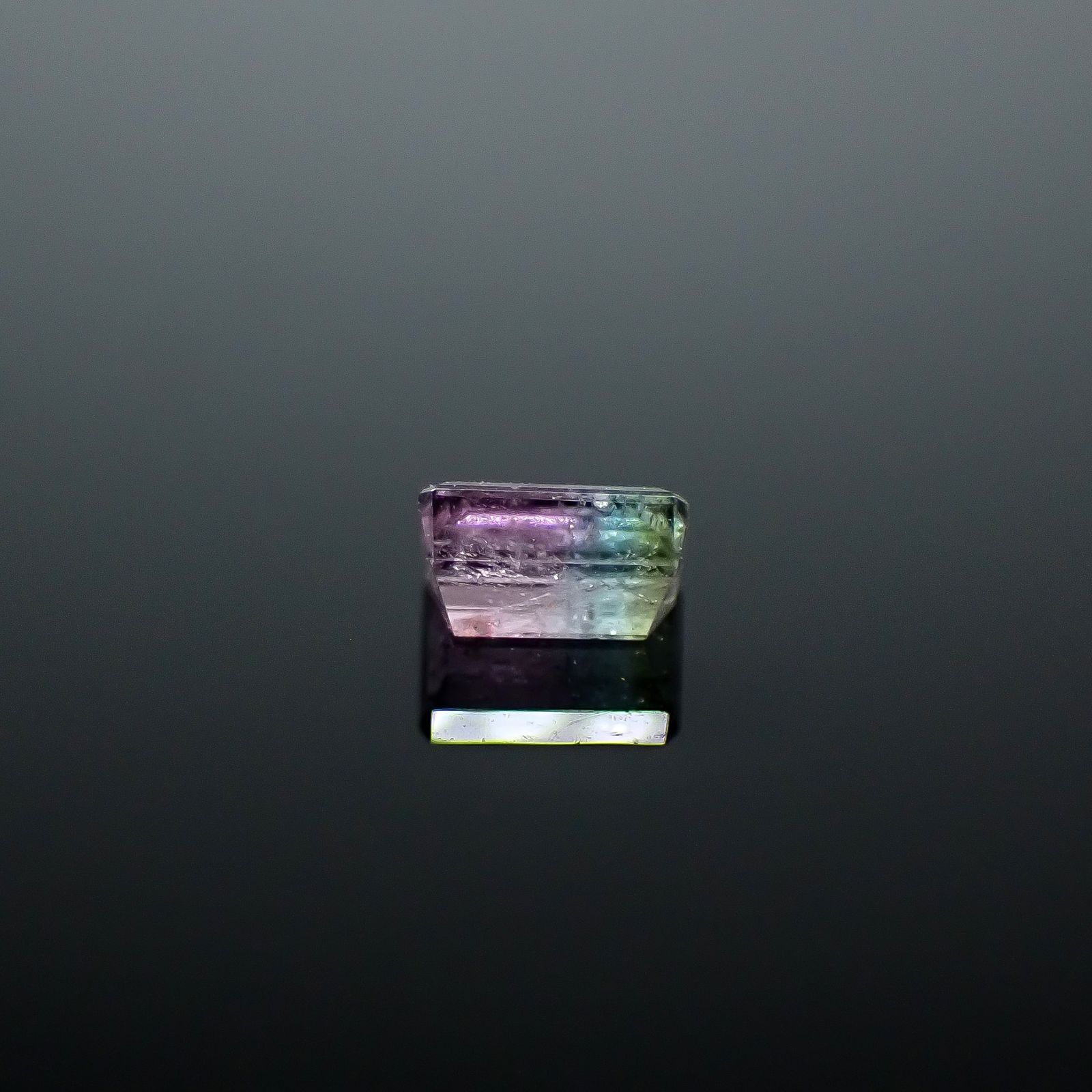 パーティカラーパライバトルマリン 非加熱(宝石名トルマリン/別名パライバ・トルマリン)ブラジル産 GIA鑑付 0.12ct / 3.32x2.2mm前後 [251031287]