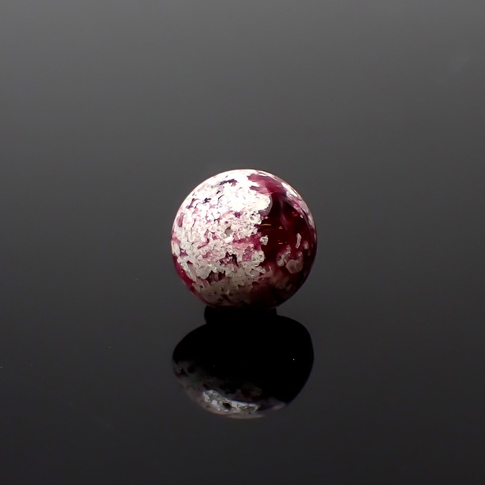 レッドベリル/ピンクベリル(母岩付き) アメリカ・ユタ州産 2.33ct [250530380]8.9x9mm前後