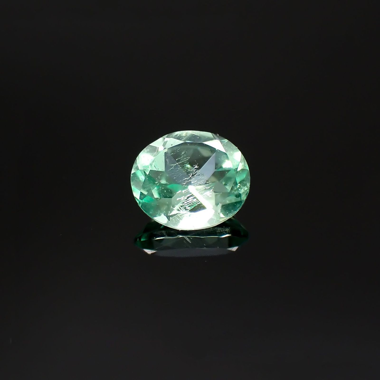 パステルカラーエメラルド コロンビア産 0.26ct / 4.4x4mm前後 [220918054]