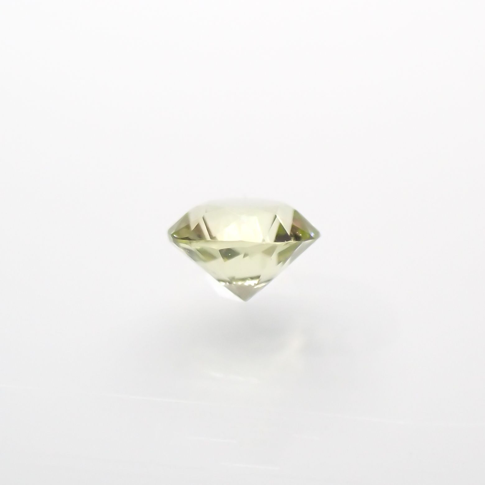 パラサイティックペリドット(宝石名ペリドット)採取地：ロシア 0.025ct 識別済[220616233]1.8x1.8mm前後