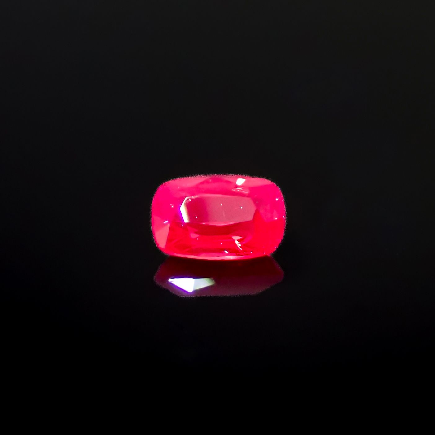ジェダイスピネル(宝石名スピネル/別名ジェダイスピネル)ビルマ産 GUILD鑑付 0.44ct / 5.4x3.59mm前後 [260732537]