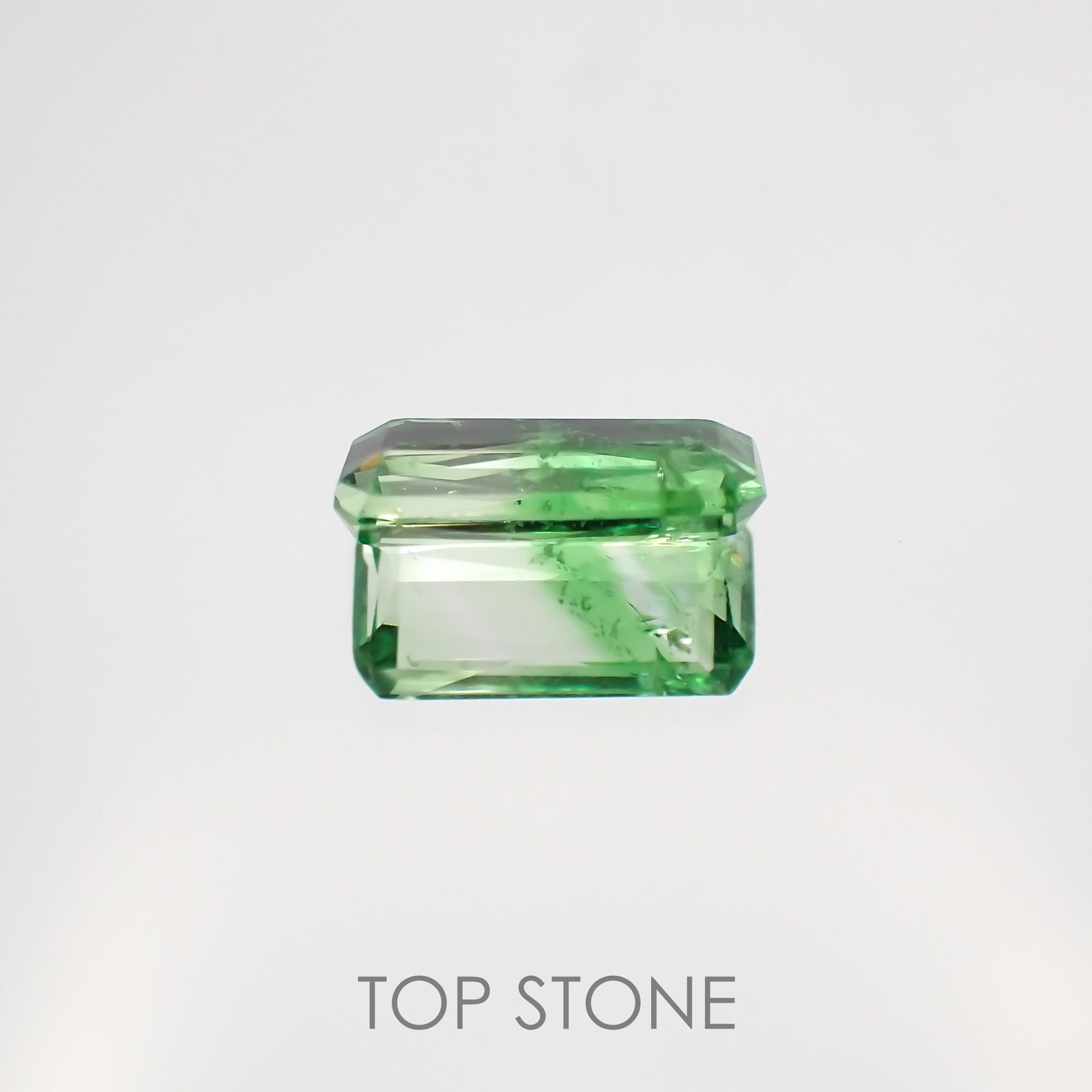 バイカラーツァボライト タンザニア産 ルース 0.67ct[210610921]7.5×3.6mm前後
