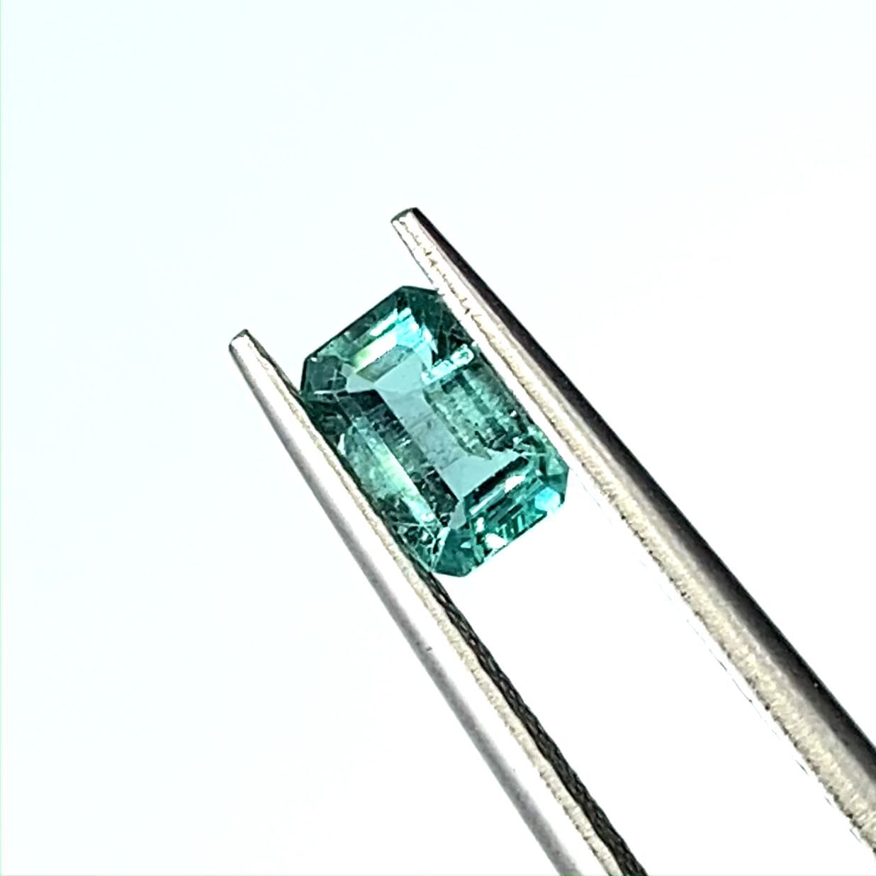 エメラルド(宝石名エメラルド) ザンビア産 識別済 0.57ct / 6x3.9mm