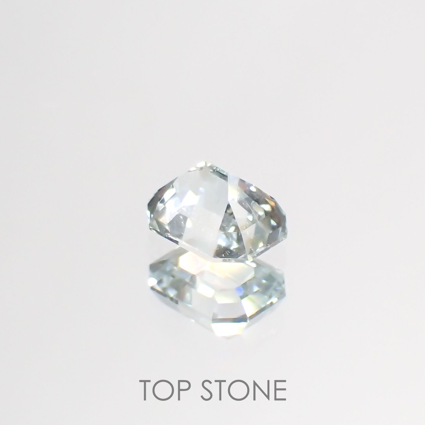 ジェレメジェバイト(宝石名エレメージェバイト) ナミビア産 0.685ct ソ付(彩珠)[20095019]5.7×4.4mm前後