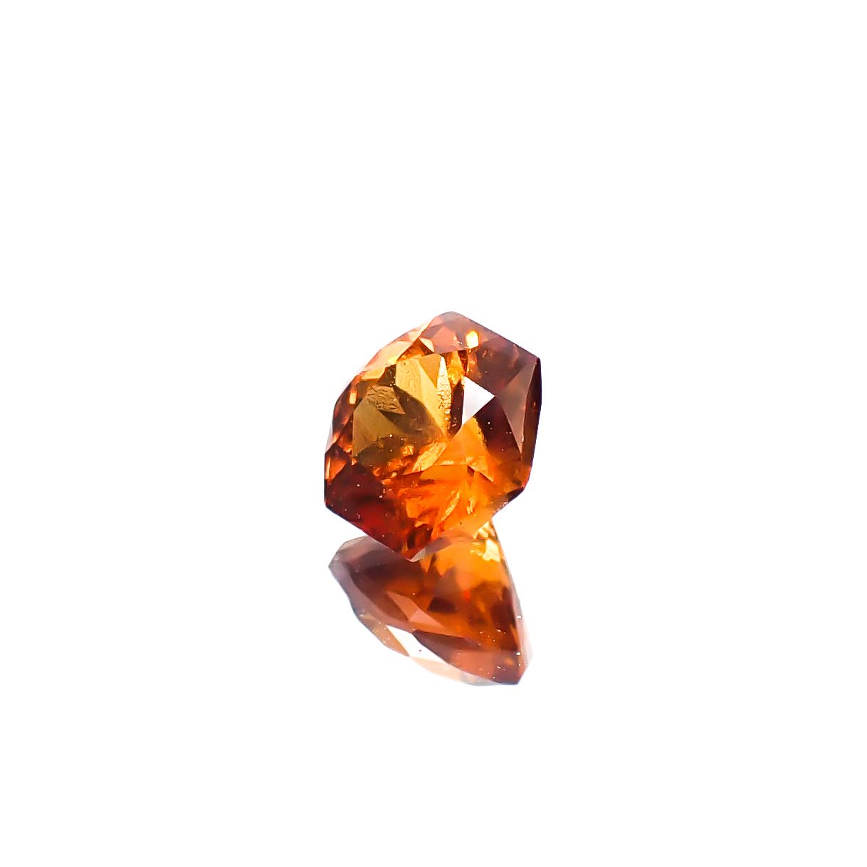 ◇ヘキサゴンカット◇ヘソナイトガーネット(宝石名ヘソナイト・ガーネット)スリランカ産 0.95ct 識別済[241129441]5.6x5.5mm前後