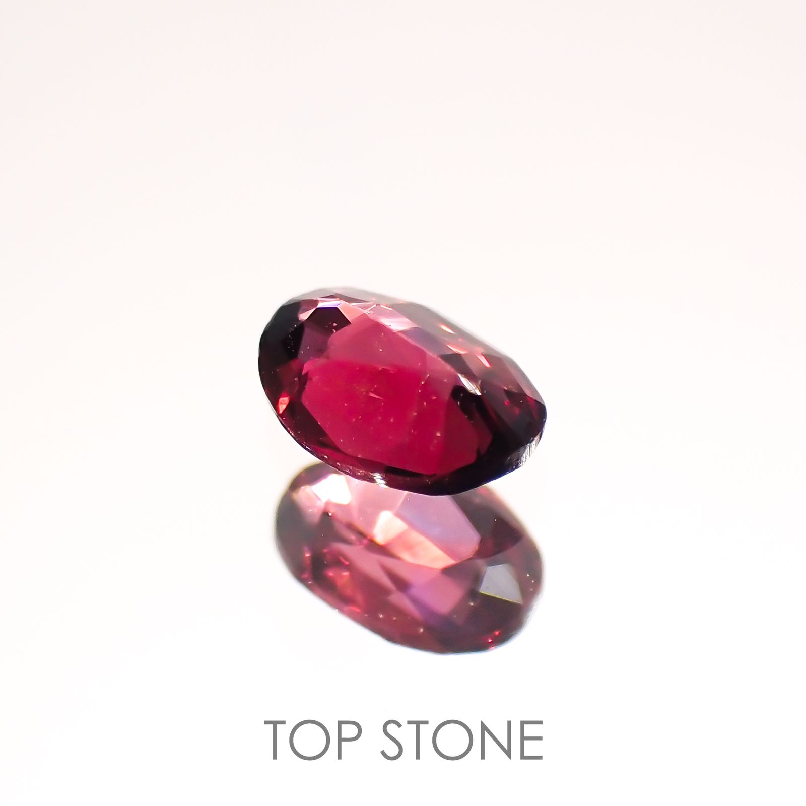レッドスピネル(宝石名レッド・スピネル)タンザニア産 0.18ct 識別済[220114330]3.9x3mm前後