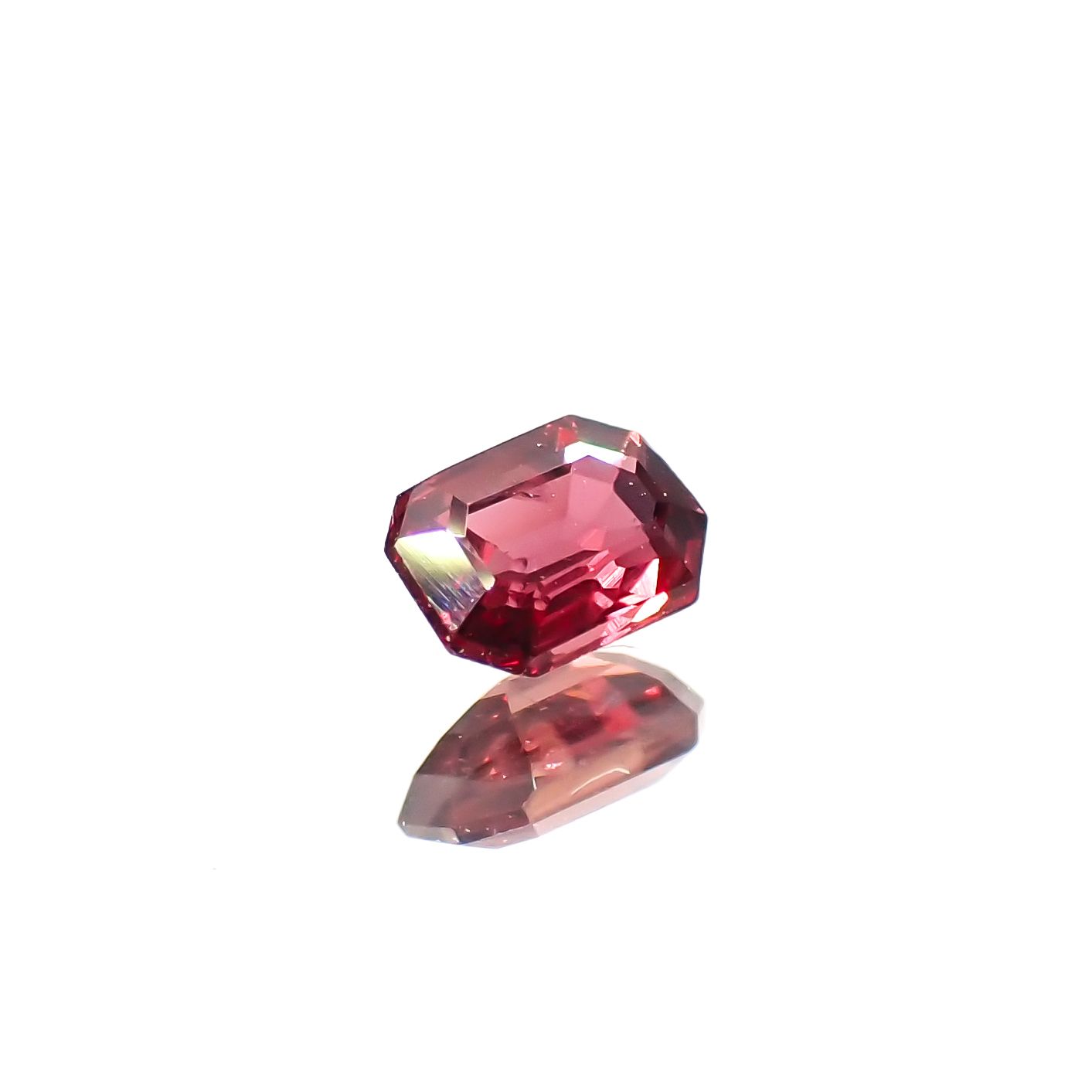 バーガンディーサファイア(宝石名サファイア)タンザニア産 0.24ct 識別済[240226292]3.9x2.7mm前後