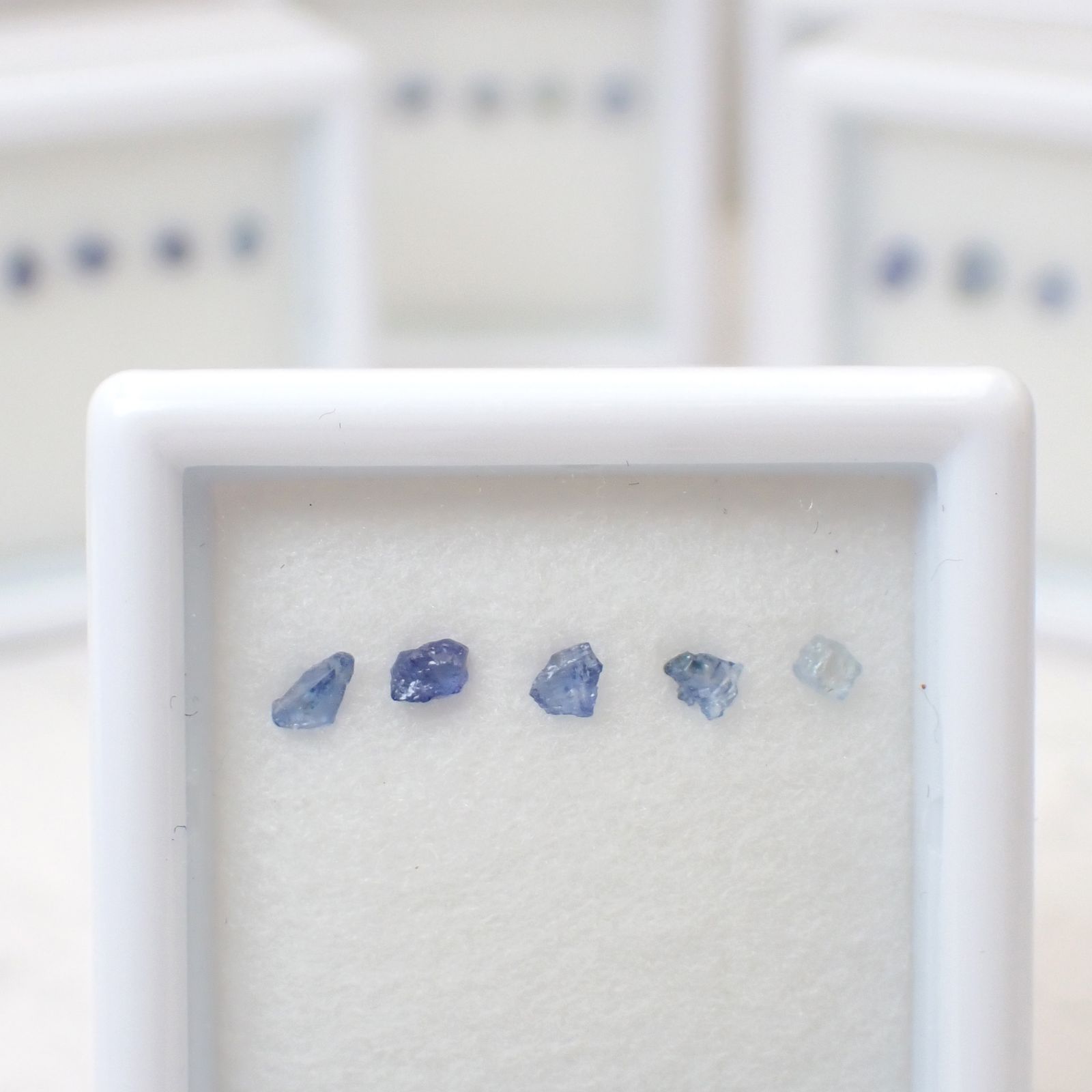 ◇ランダムセレクト◇ベニトアイト 原石5個セット アメリカ・カリフォルニア州産 約0.20ct(5pcs合計) / 2.0-3.5x2.0-3.5mm前後 [260632525]