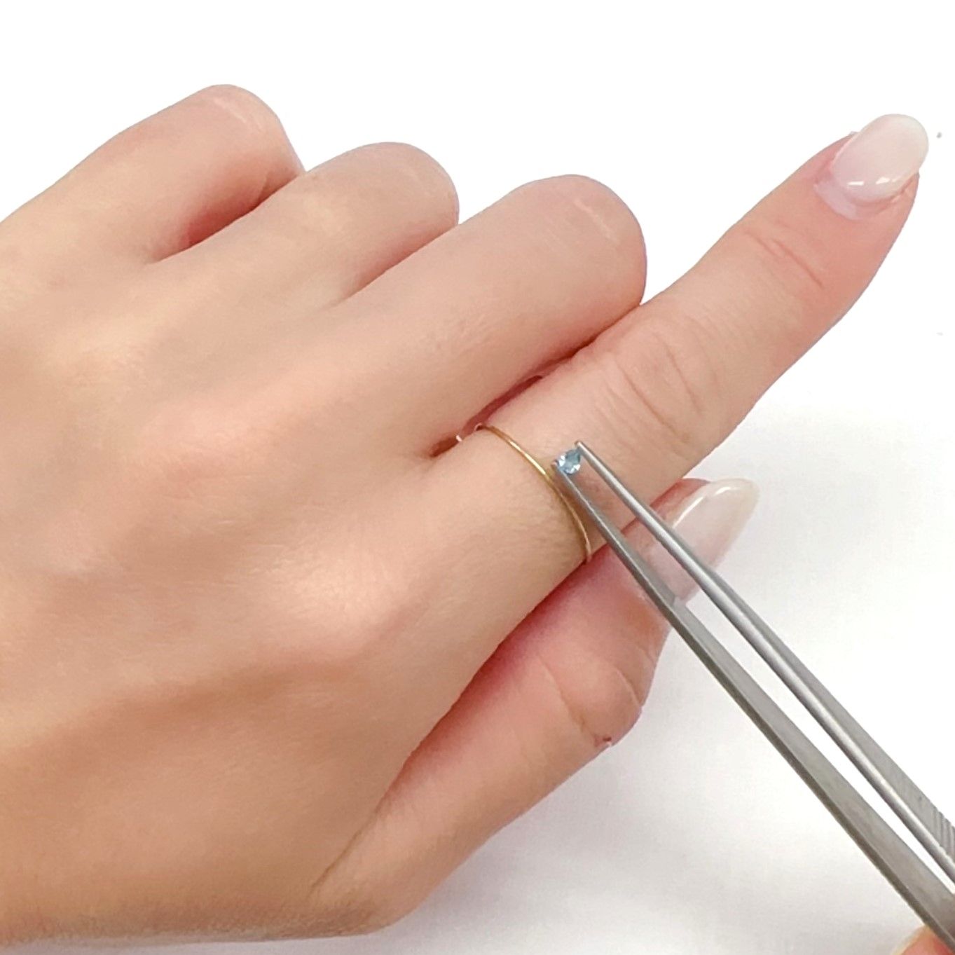 パライバトルマリン ブラジル・パライバ州バターリャ鉱山産 0.049ct[240326514]2.7x2mm前後