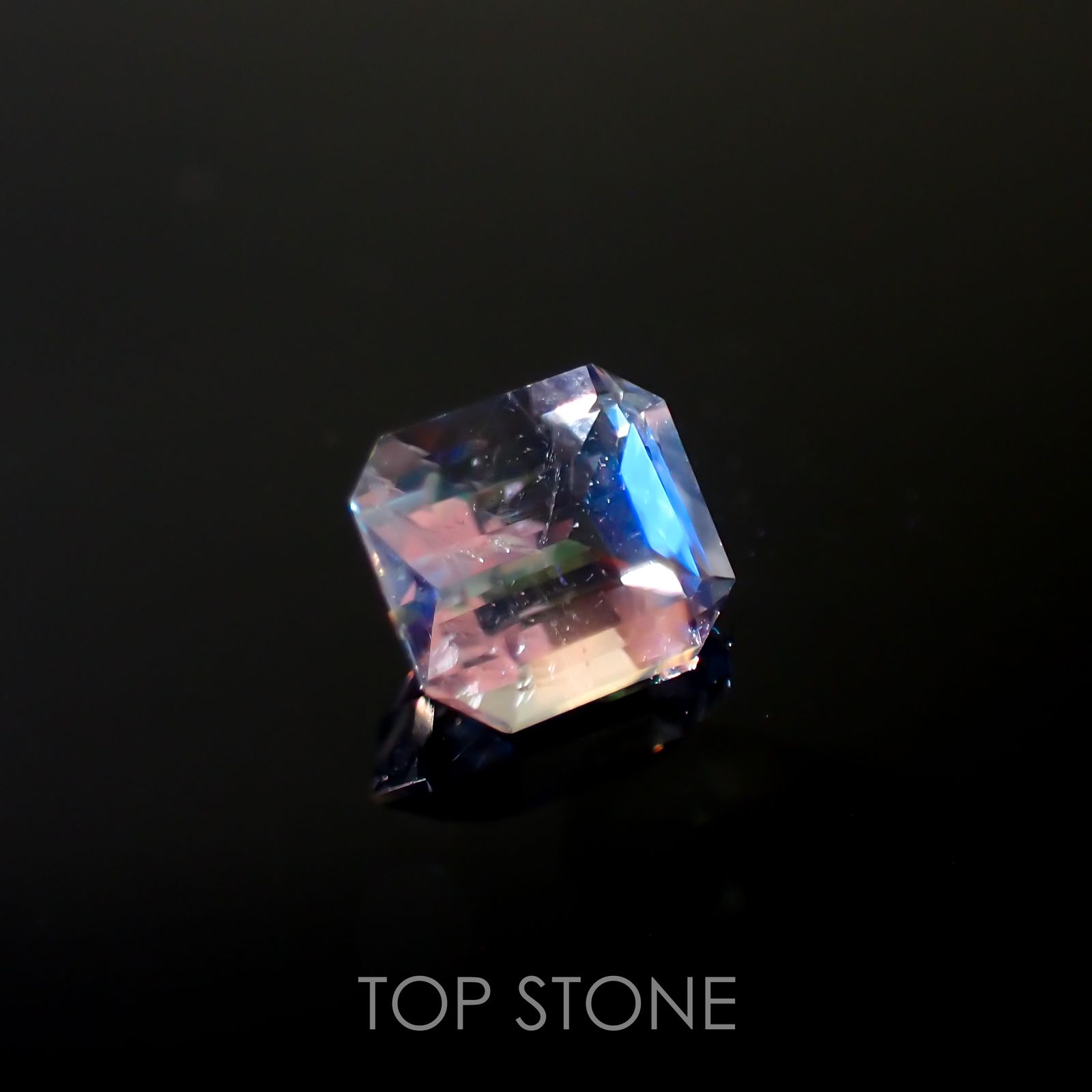 レインボームーンストーン(宝石名ラブラドライト)マダガスカル産 0.68ct 識別済[211113738]5.6x5mm前後