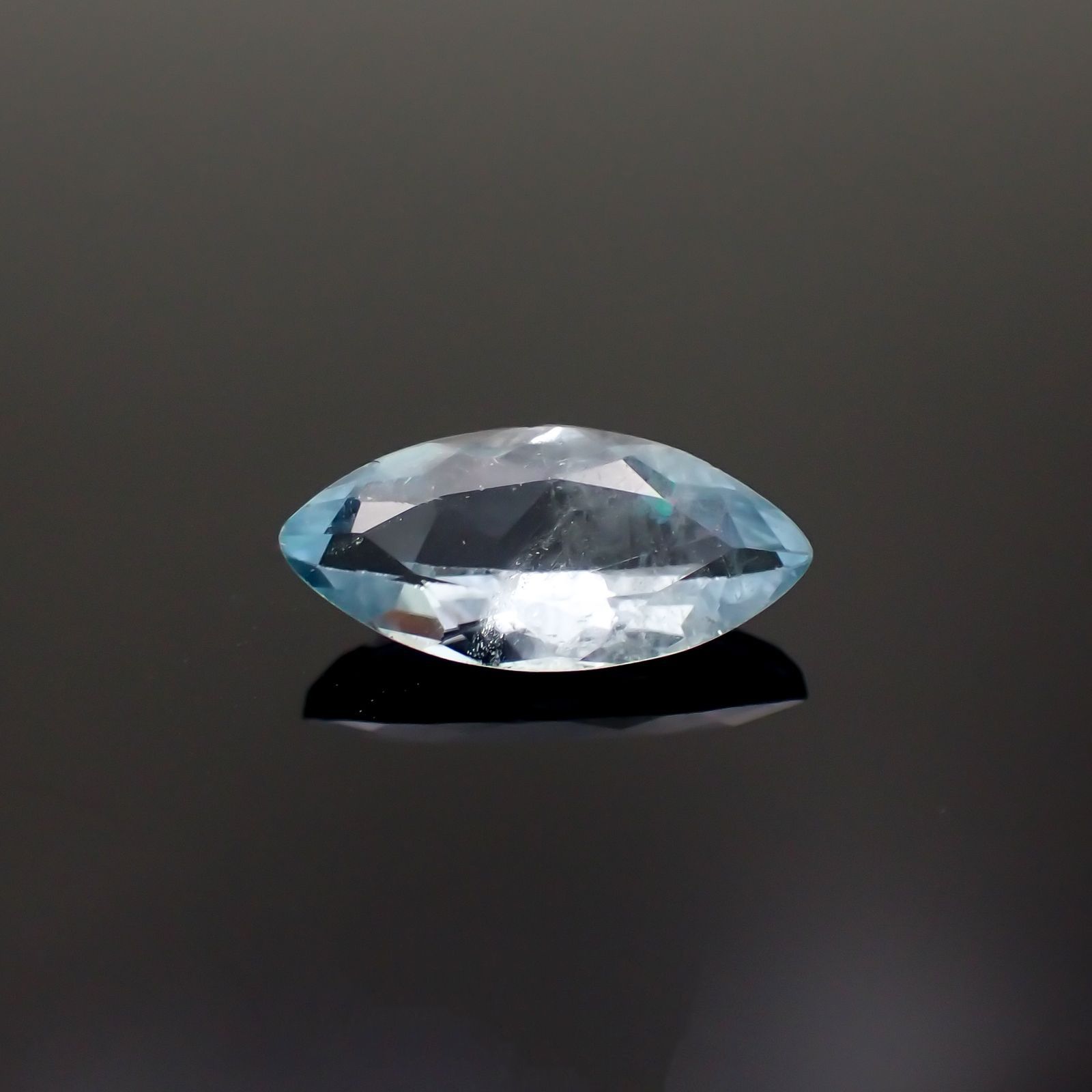 ユークレース(宝石名ブルー・ユークレース)コロンビア産 0.828ct ソ付(彩珠)[221018682]9.9x4.8mm前後