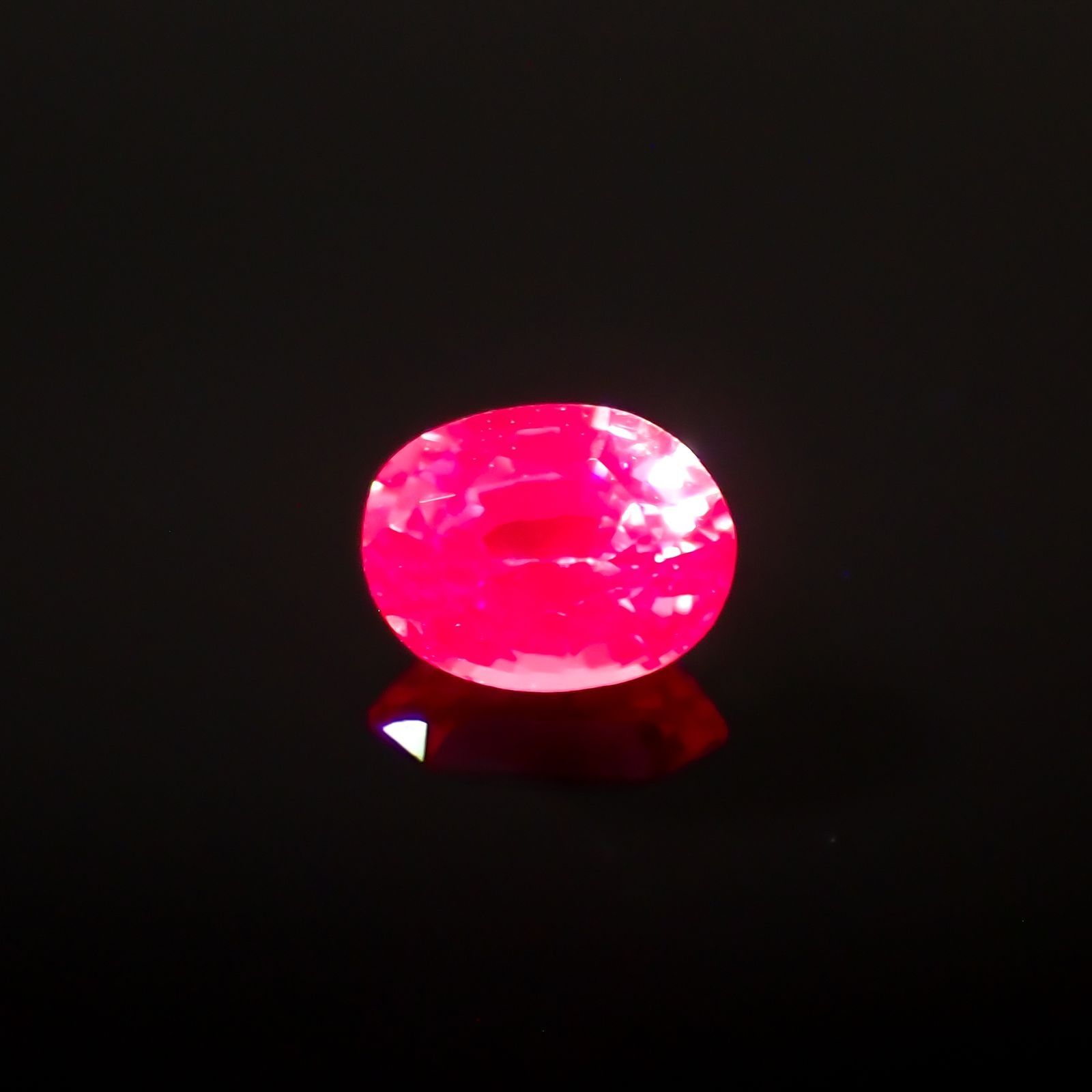 ネオンピンクサファイア スリランカ産 0.25ct / 3.9x3.1mm前後 [230421532]