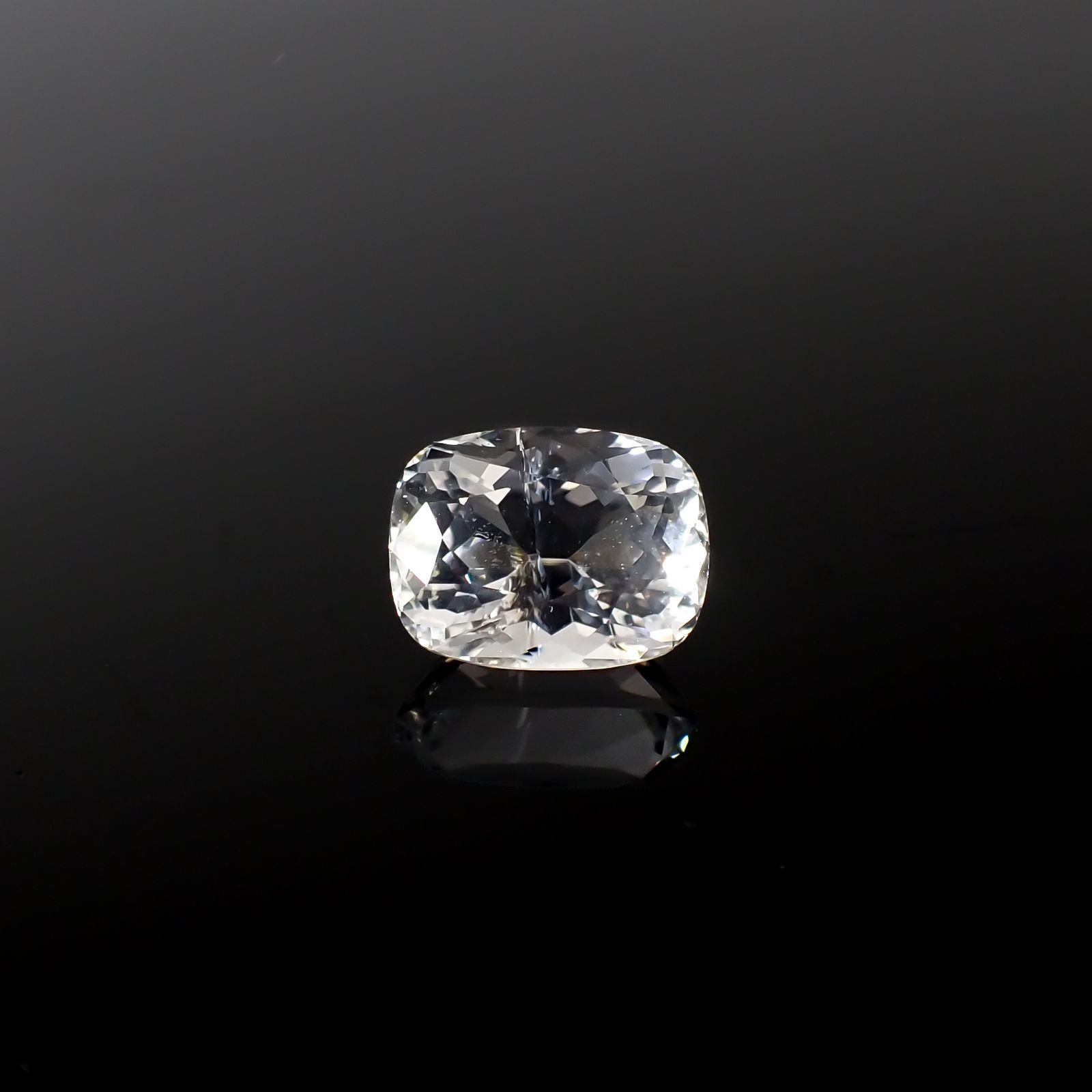 ベリロナイト(宝石名ベリロナイト)パキスタン産 2.916ct ソ付(日独)[240327015]9.74x7.52mm前後