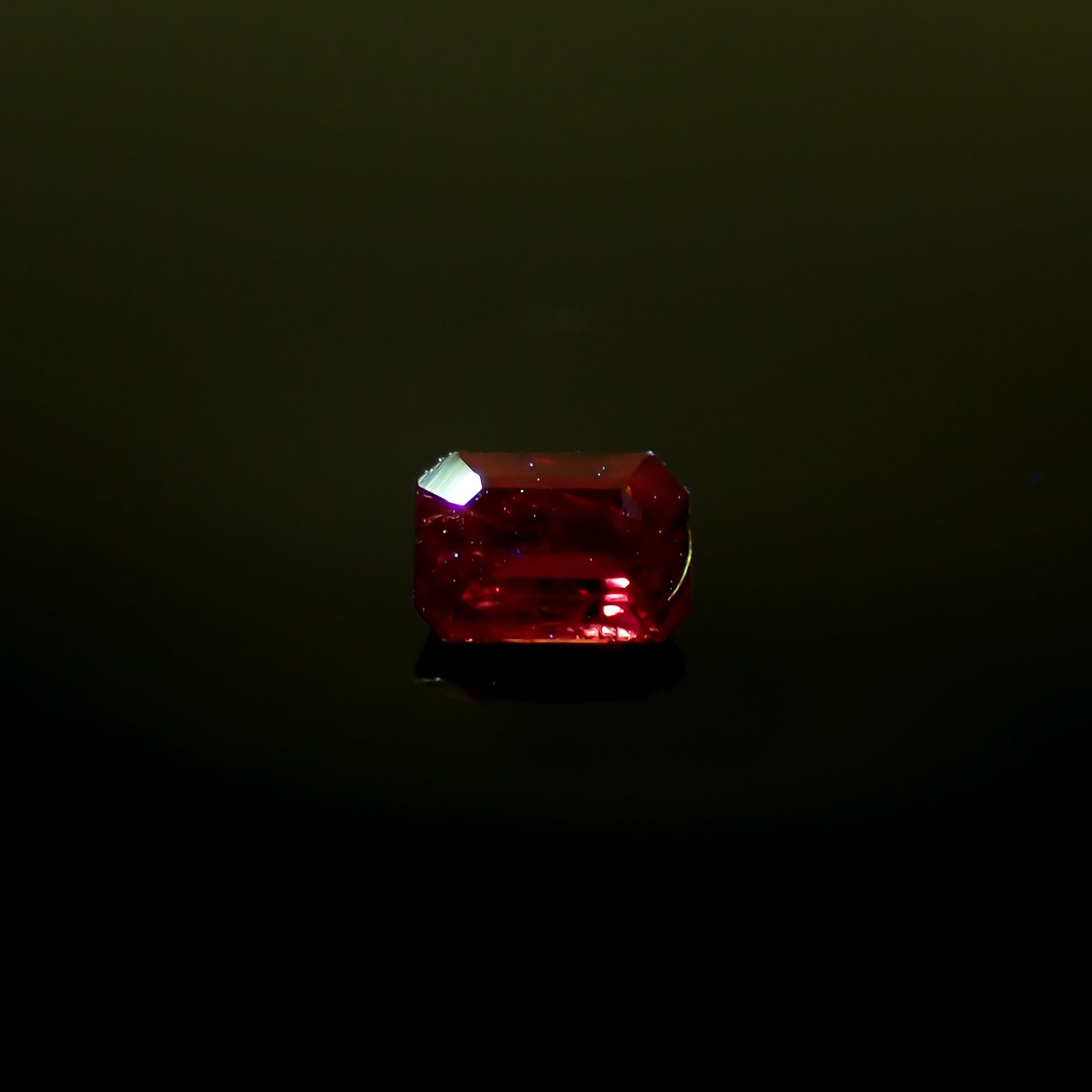 バーガンディーサファイア(宝石名サファイア)タンザニア産 0.24ct 識別済[240226289]3.9x2.7mm前後