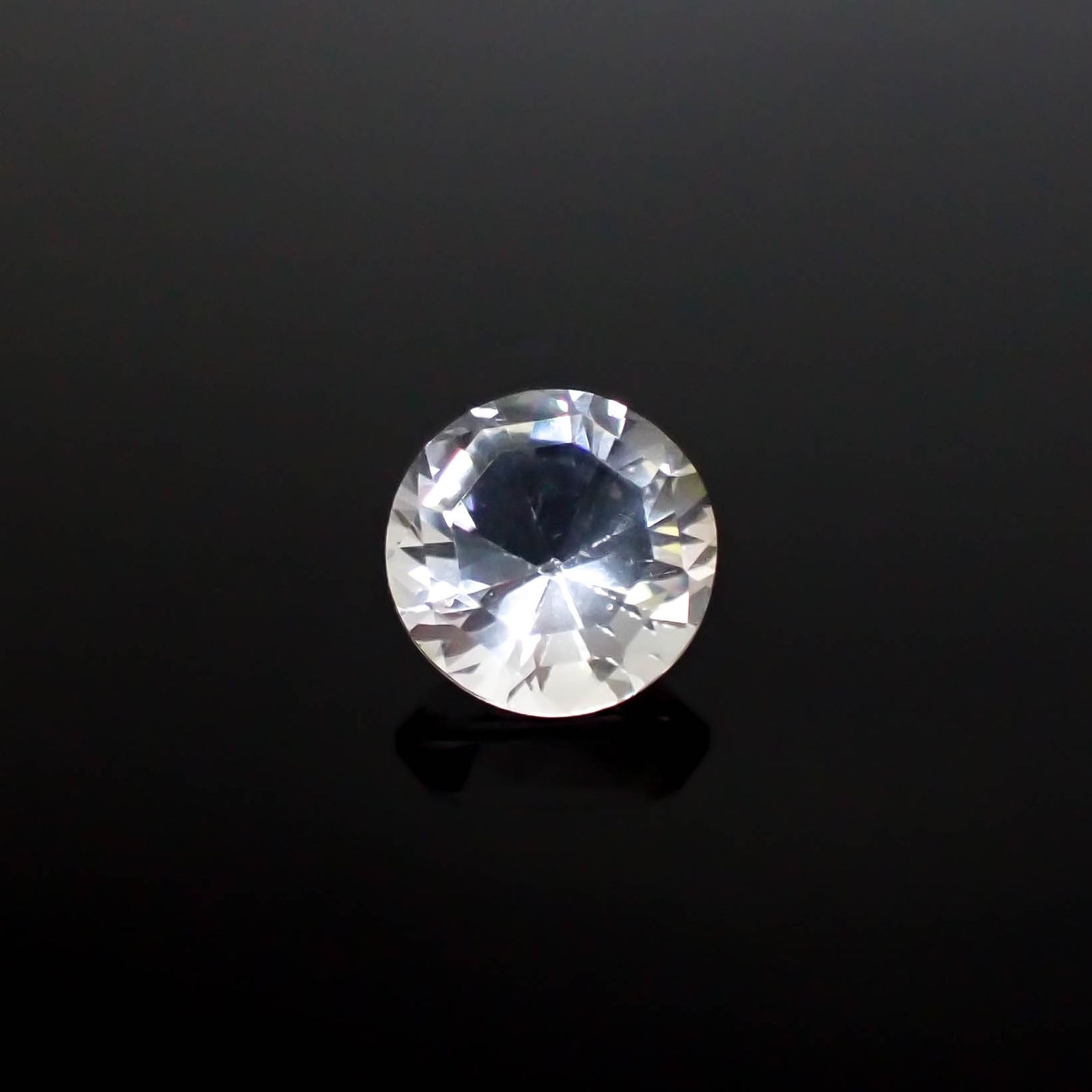 カラーレスフローライト フルオレッセンス イギリス産 2.67ct [250430154]8.4x8.3mm前後