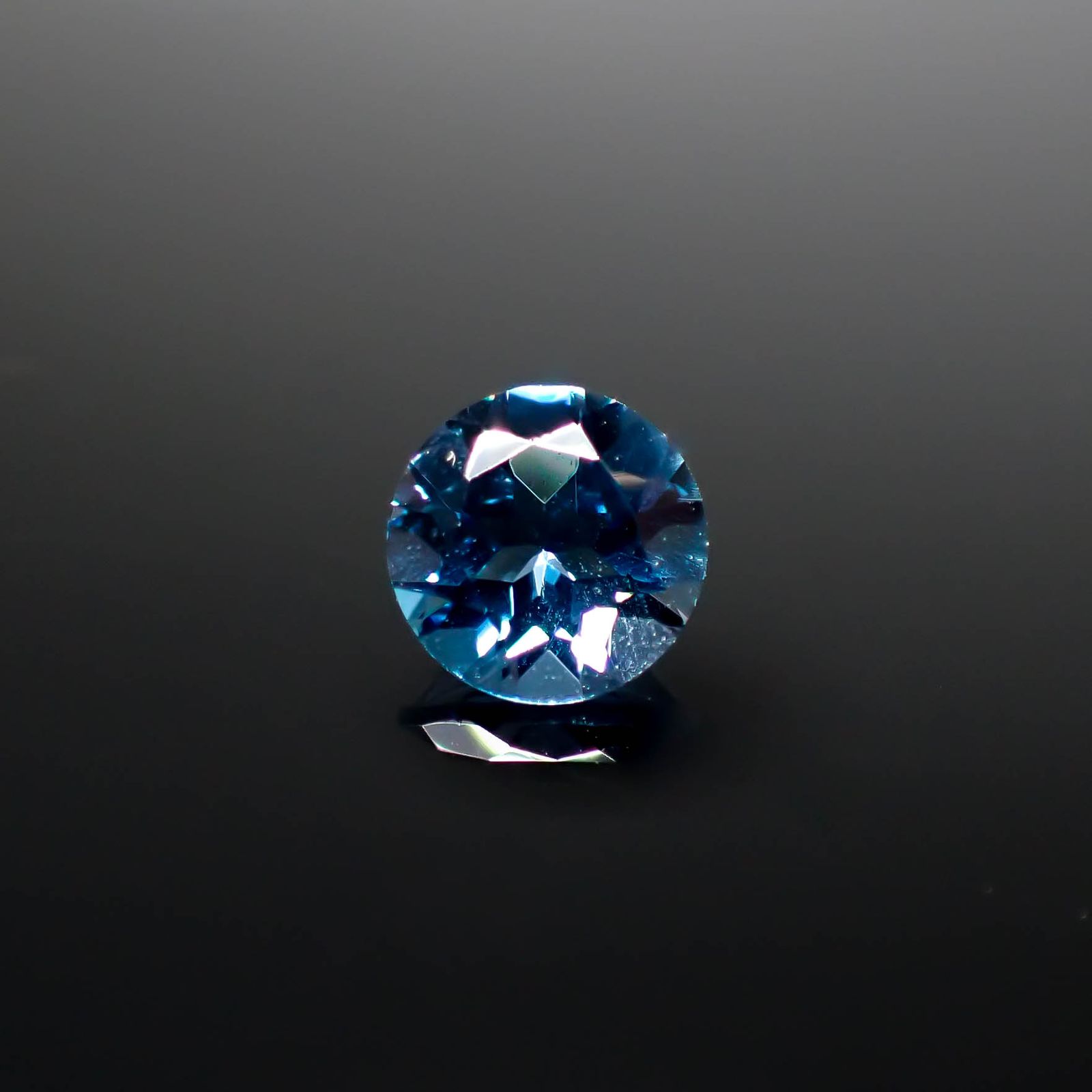 ロンドンブルートパーズ ブラジル産 0.86ct [241029256]6x6mm前後
