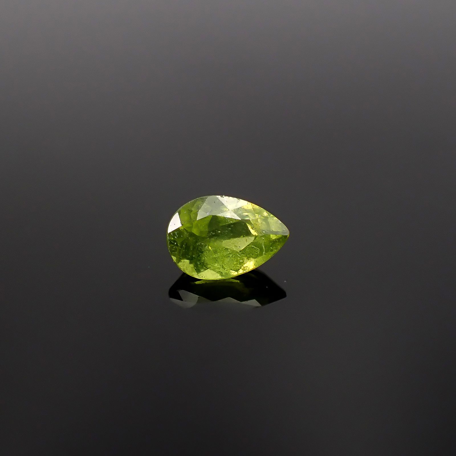 ベスビアナイト(アイドクレース) ケニア産 0.59ct / 6.4x4.5mm前後 [260231719]