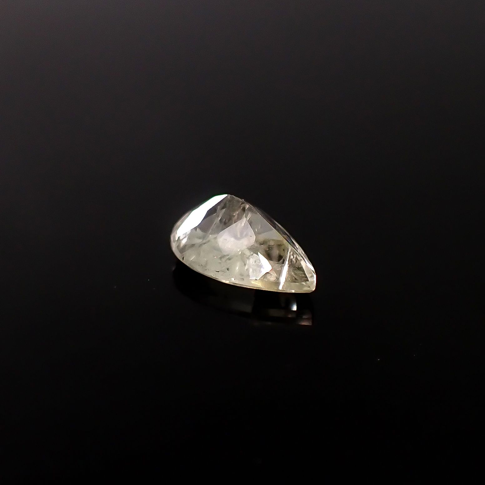 ブラジリアナイト(宝石名ブラジリアナイト)ブラジル産 識別済 0.93ct / 8.2x5.4mm前後 [260131492]