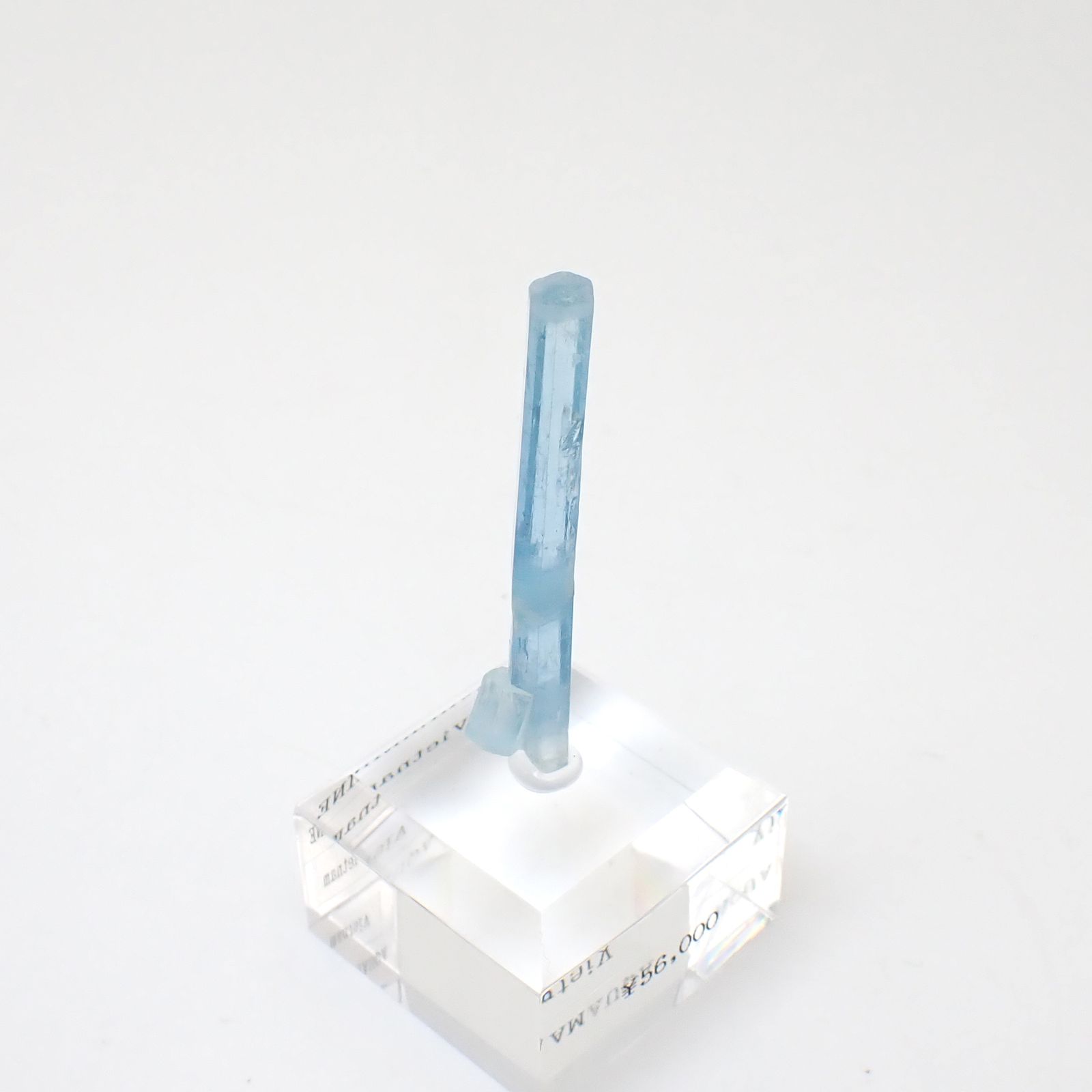 アクアマリン柱状結晶原石 ベトナム産 アクリル台座付き 13.02ct(2.60g) / 4.2x5.5x46.5mm前後 [260632333]