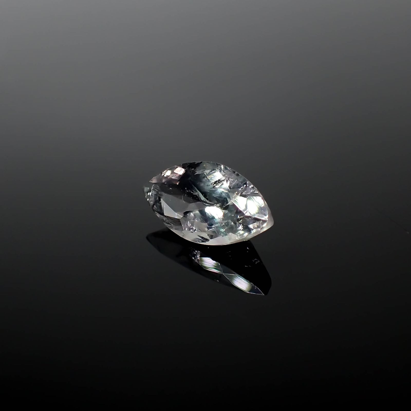 フローライト フルオレッセンス イギリス・ロジャリー鉱山産 2.47ct[240326601]12.6x6.6mm前後