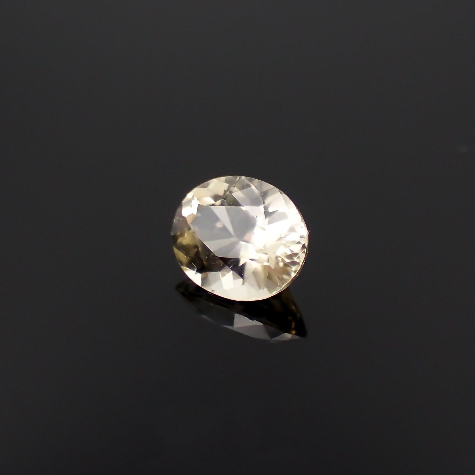 シンハライト(宝石名シンハライト)スリランカ産 識別済 0.53ct / 5.7x4.6mm前後 [260419708]