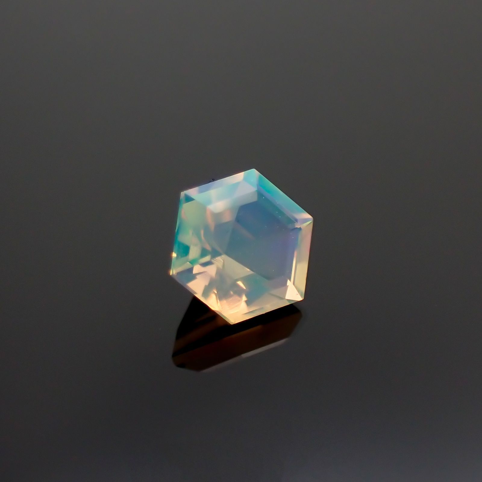 ◇ヘキサゴンカット◇エチオピアオパール エチオピア産 0.20ct[221018439]4.1x4mm前後