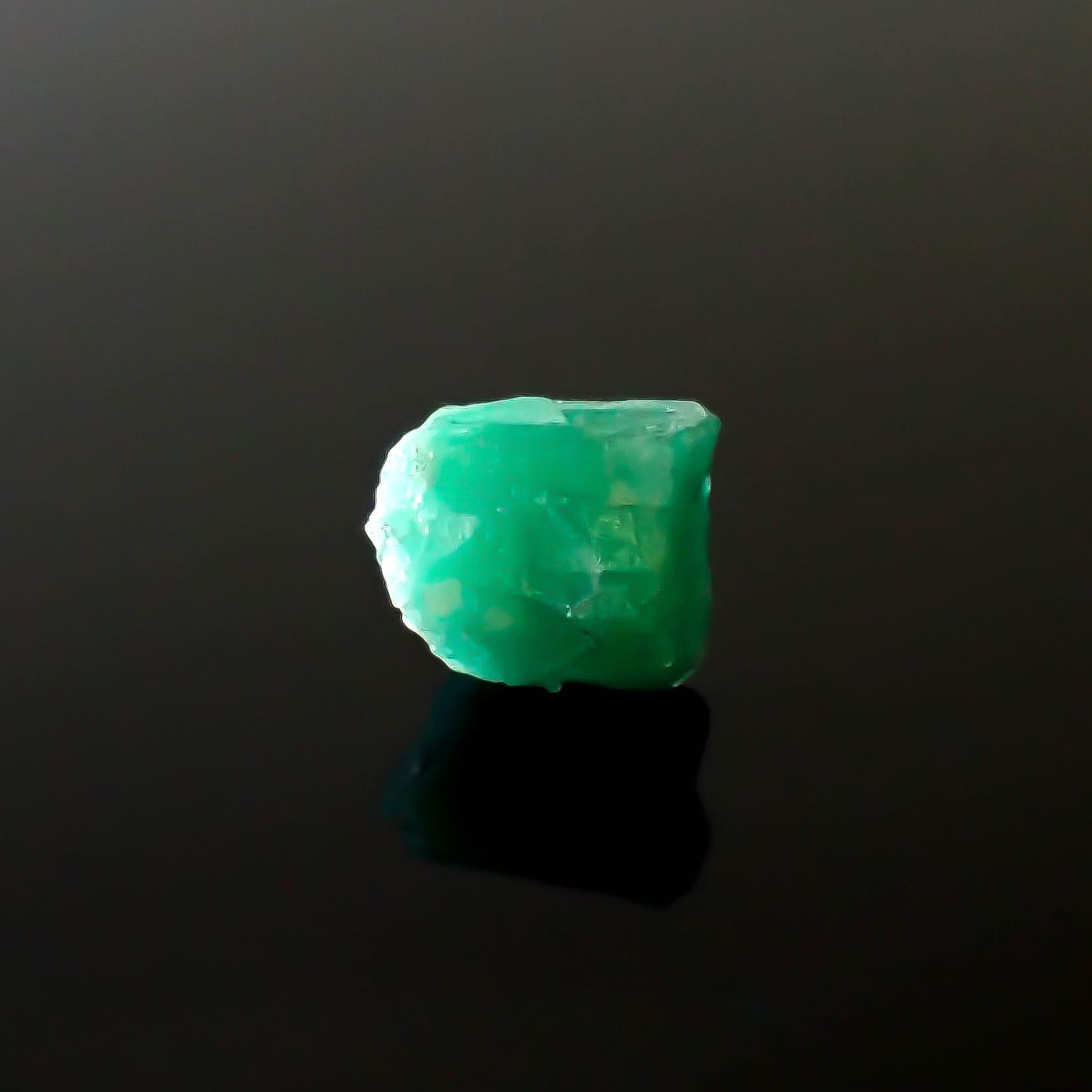 エメラルド原石 コロンビア産 4.86ct [250430176]11x9.2mm前後