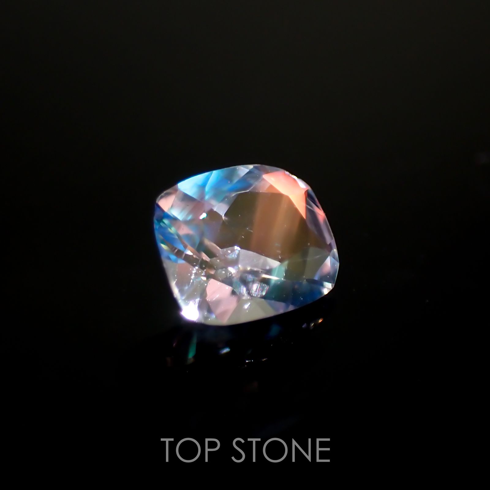 レインボームーンストーン(宝石名ラブラドライト)マダガスカル産 0.6ct 識別済[211113755]6x5.1mm前後