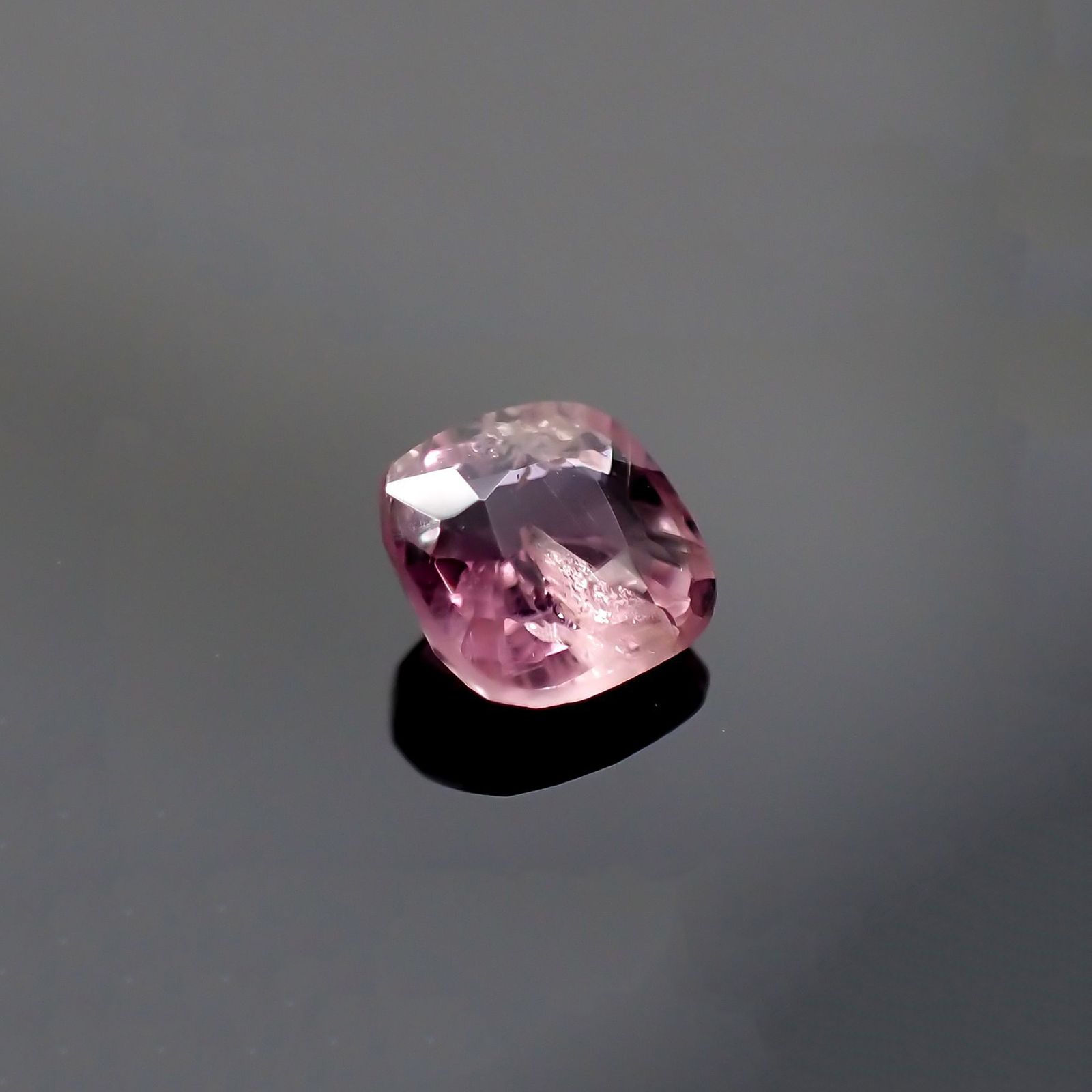 ピンクポードレッタイト(宝石名ピンク・ポードレッタイト)ビルマ産 ソ付(彩珠) 0.527ct / 5.5x5.3mm前後 [231023811]