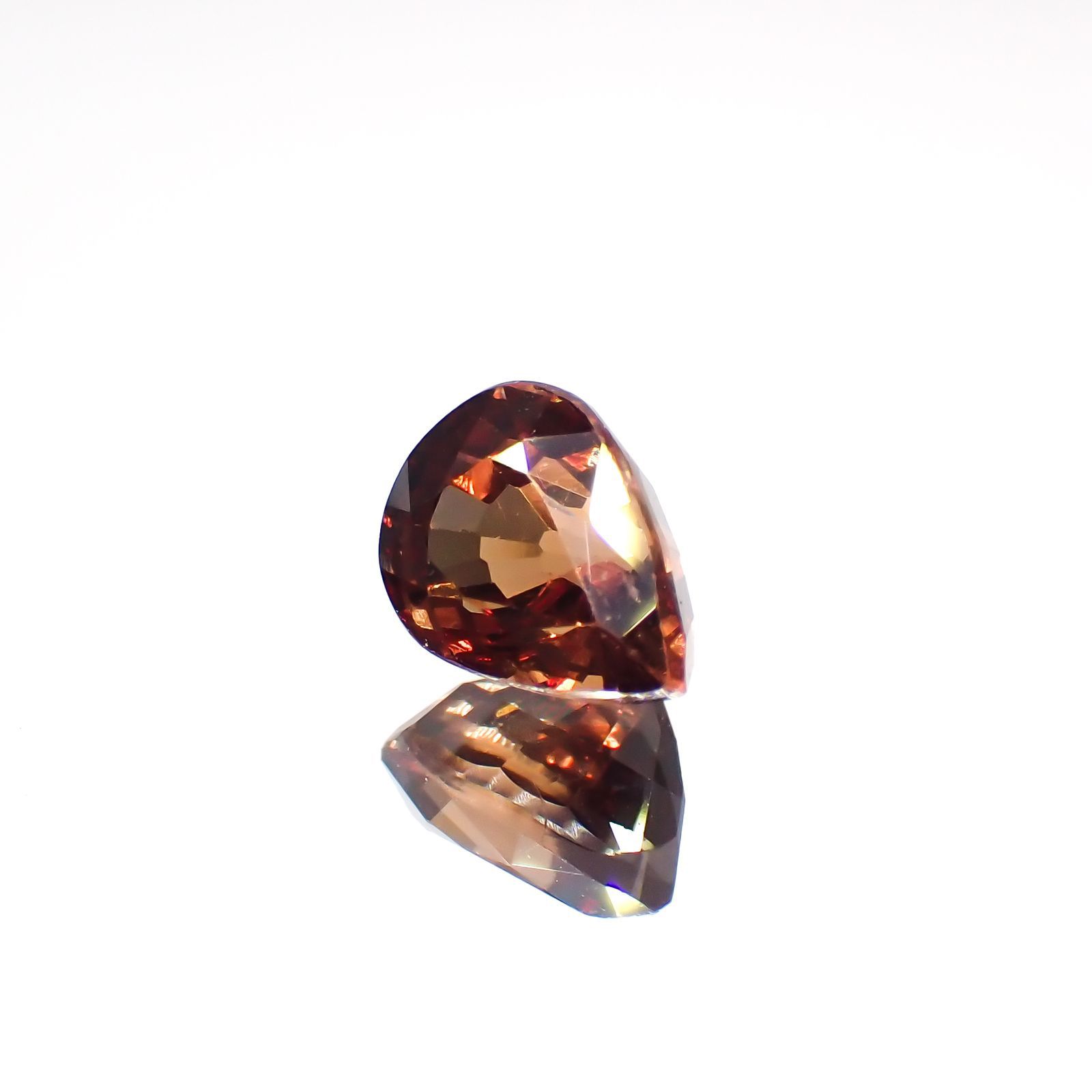 カラーシフトマラヤガーネット(宝石名ガーネット)タンザニア産 1.90ct 識別済[220115009]7.8x5.9mm前後