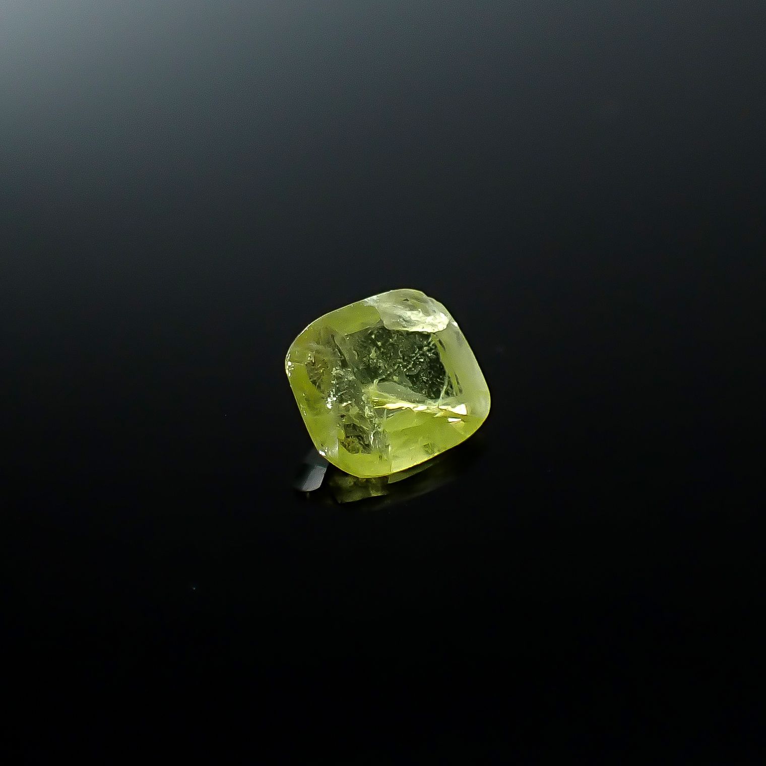 イエローアウイナイト フルオレッセンス(宝石名イエロー・アウイナイト)アフガニスタン産 0.243ct ソ付(日独)[250931150]4.42x4.07mm前後