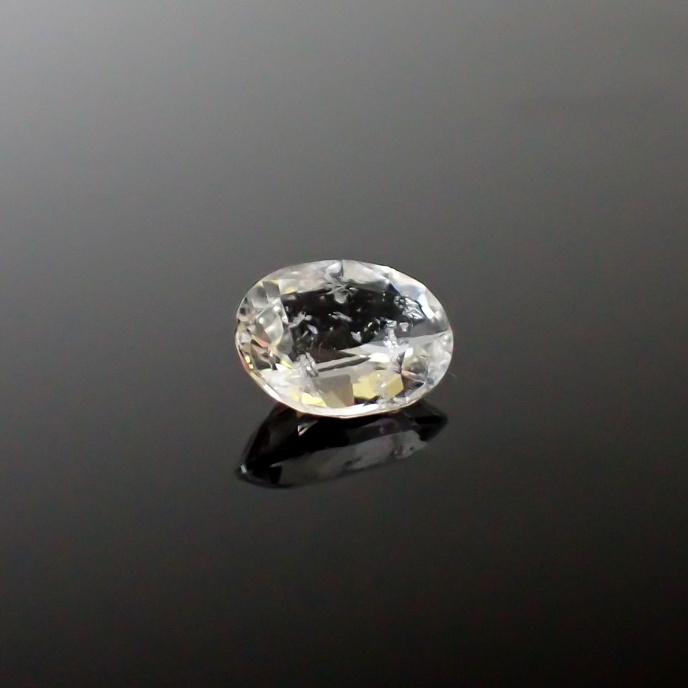 テネブレッセンススキャポライト アフガニスタン産 0.33ct / 5.7x4.2mm前後 [260532261]