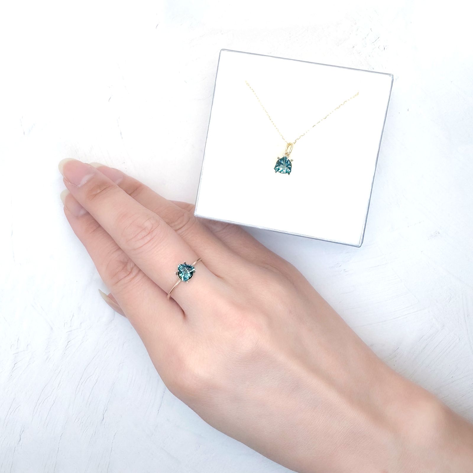 ◇ペアセット◇ロンドンブルートパーズ ブラジル産 1.37ct(2pcs合計) / 5.9x6mm前後 [251031331]