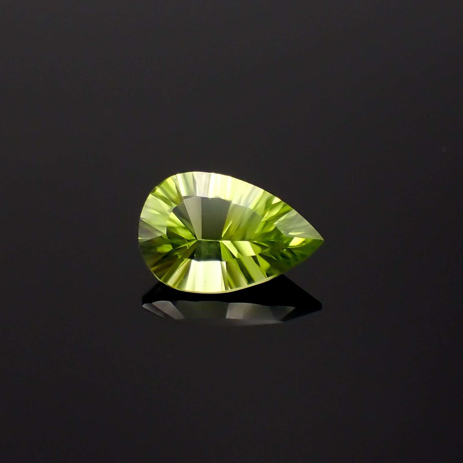 ◇コンケーブカット◇ペリドット 中国産 1.22ct[230622287]9x6mm前後