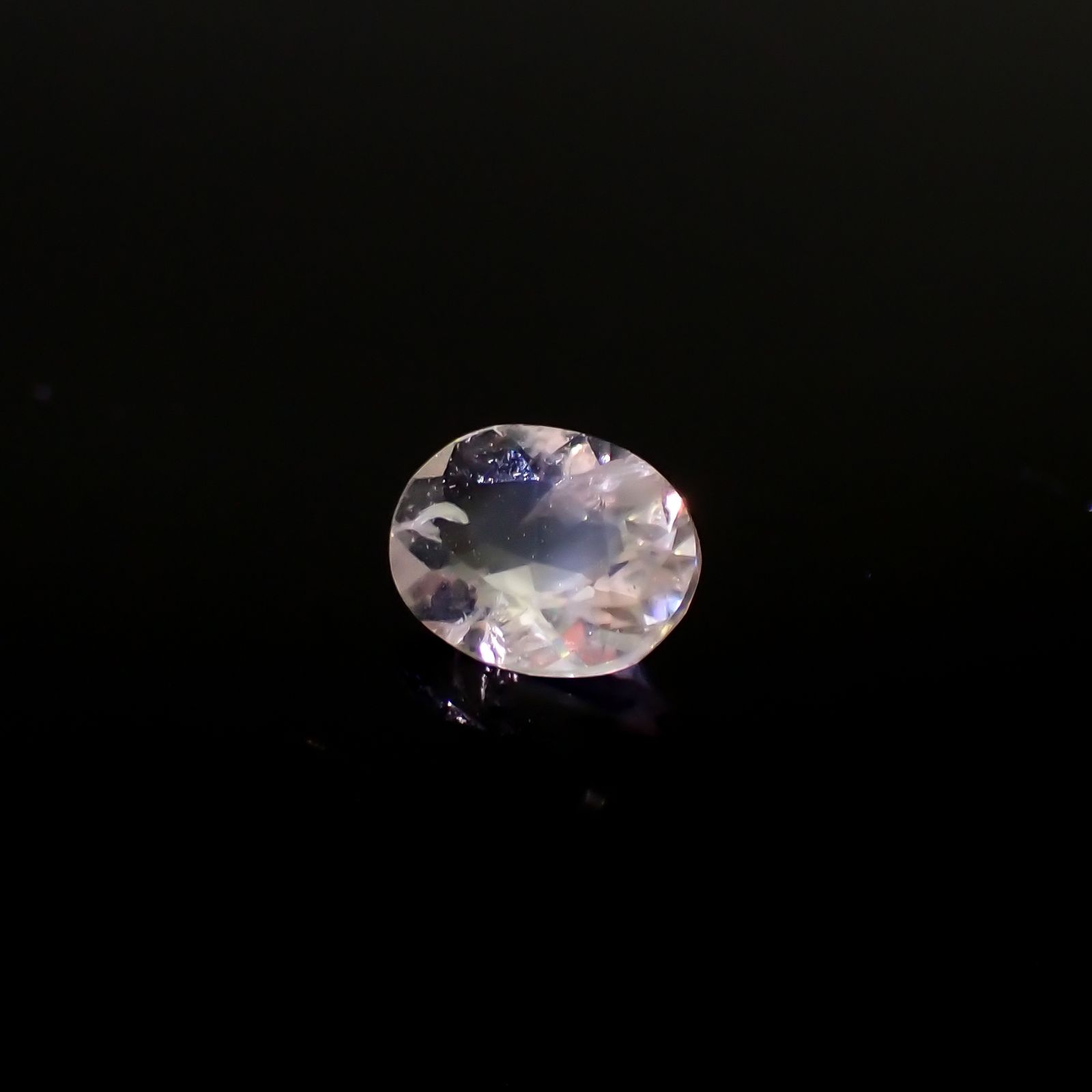 リューサイト 遊色効果あり(宝石名リューサイト)イタリア産 0.38ct 識別済[240527519]5.7x4.3mm前後