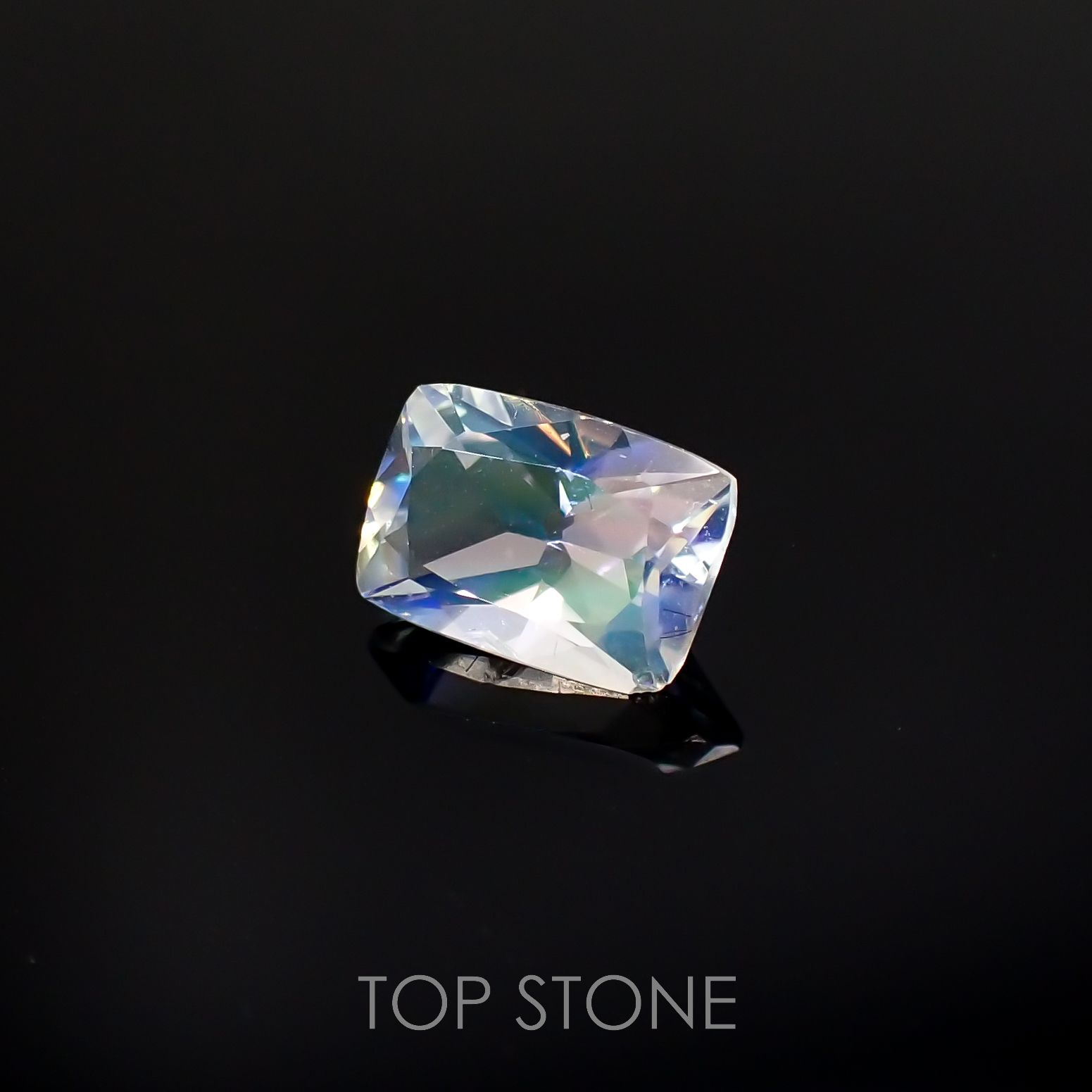 レインボームーンストーン(宝石名ラブラドライト)タンザニア産 0.66ct 識別済[220616647]6.6x4.5mm前後