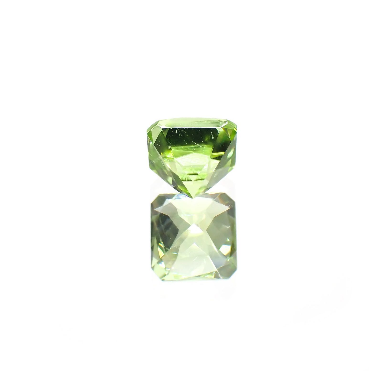 ◇アッシャーカット◇ペリドット(宝石名ペリドット) パキスタン産 0.83ct 識別済[211013488]5.1×5.1mm前後