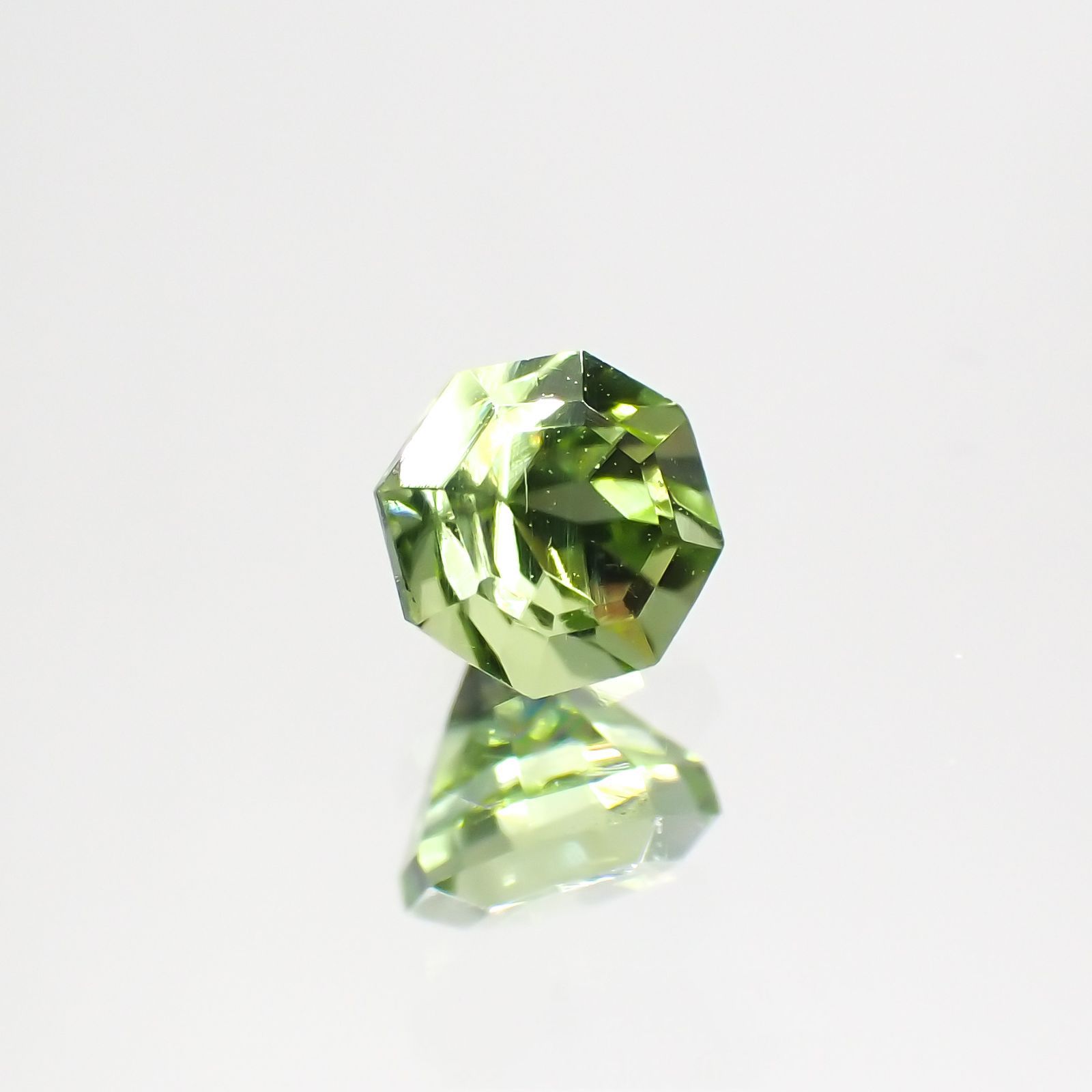 ◇オクタゴンカット◇ペリドット(宝石名ペリドット) パキスタン産 0.42ct 識別済[210913105]4.1×4mm前後
