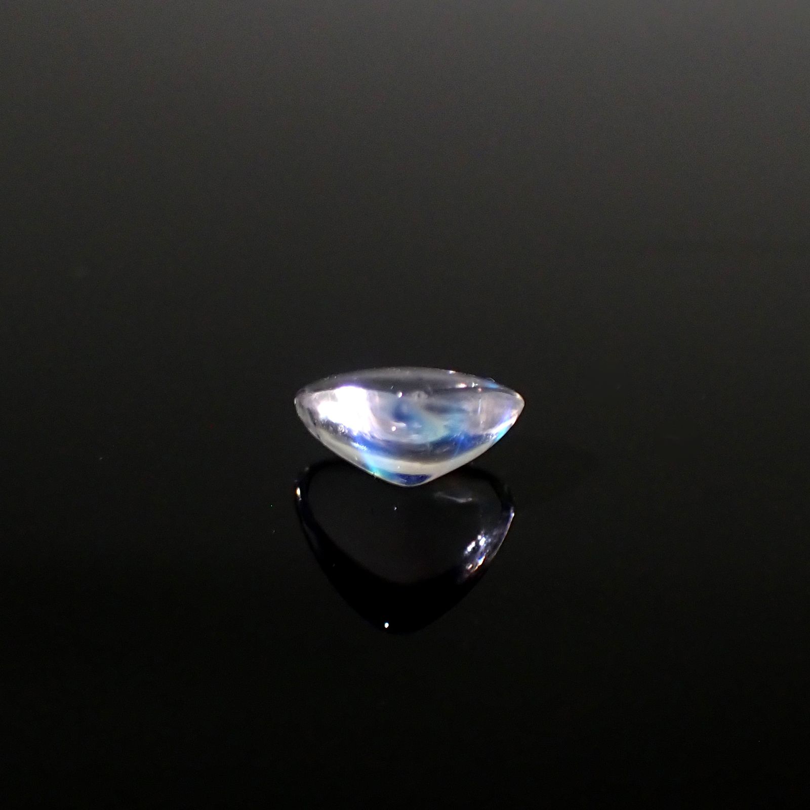 ◇バフカット◇レインボームーンストーン(宝石名ラブラドライト)マダガスカル産 1.570ct ソ付(彩珠)[240427203]8.5x7.5mm前後