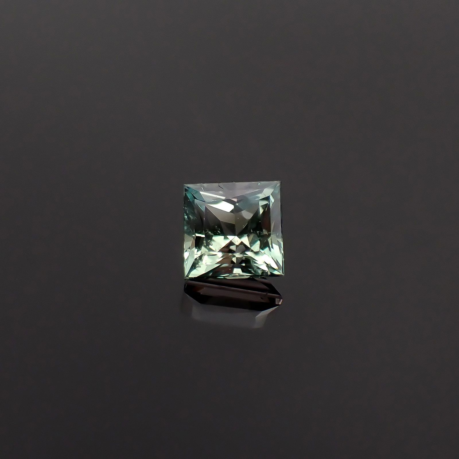 ◇プリンセスカット◇アレキサンドライト ブラジル産 EmeraldMains社製 0.35ct / 3.7x3.7mm前後 [260131570]