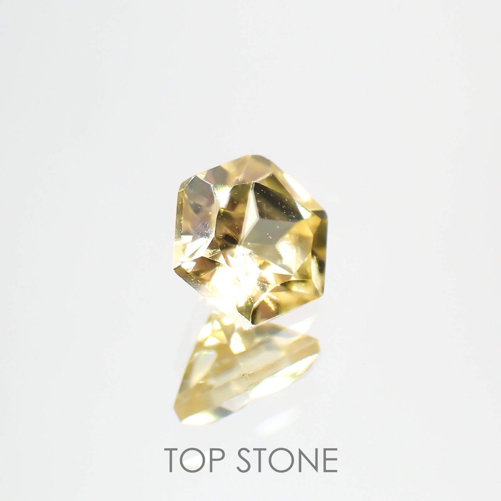 ◇ヘキサゴンカット◇イエロージルコン(宝石名ジルコン) カンボジア産 0.89ct 識別済[210410471]5.2×5.2mm前後