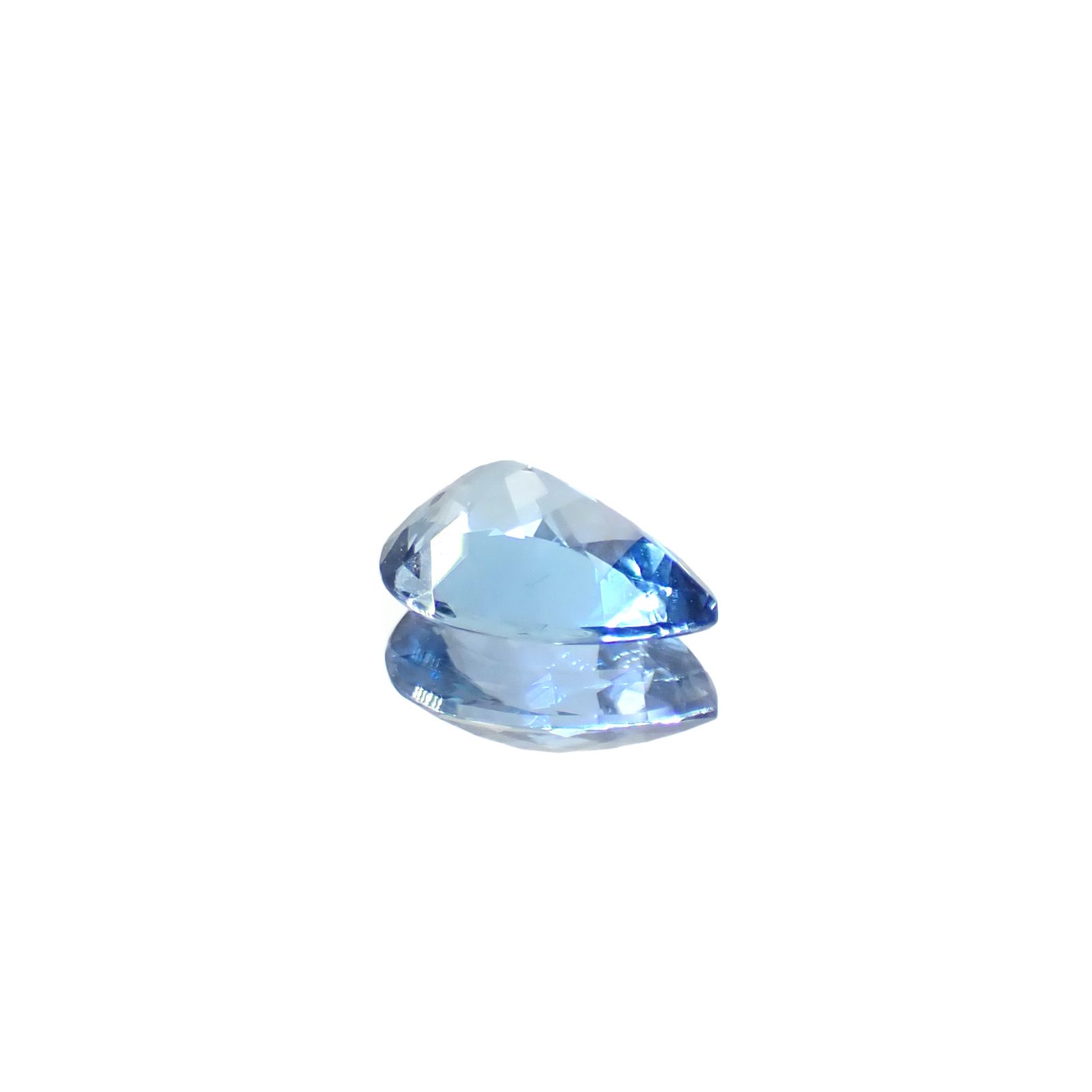 タトゥーアクアマリン ブラジル・ミナスジェライス州タトゥー鉱山産 0.53ct / 7.2x5mm前後 [240627946]