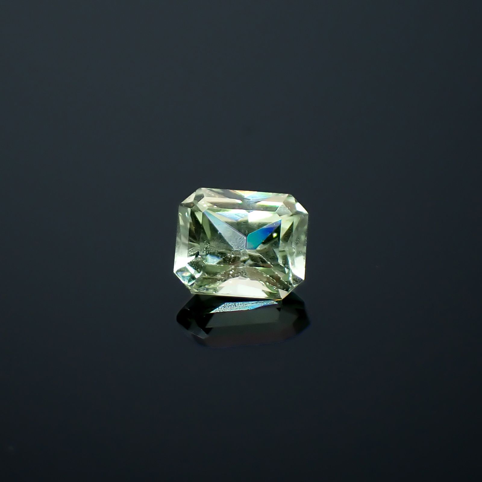 ミントガーネット タンザニア産 0.37ct / 4.3x3.5mm前後 [260932682]