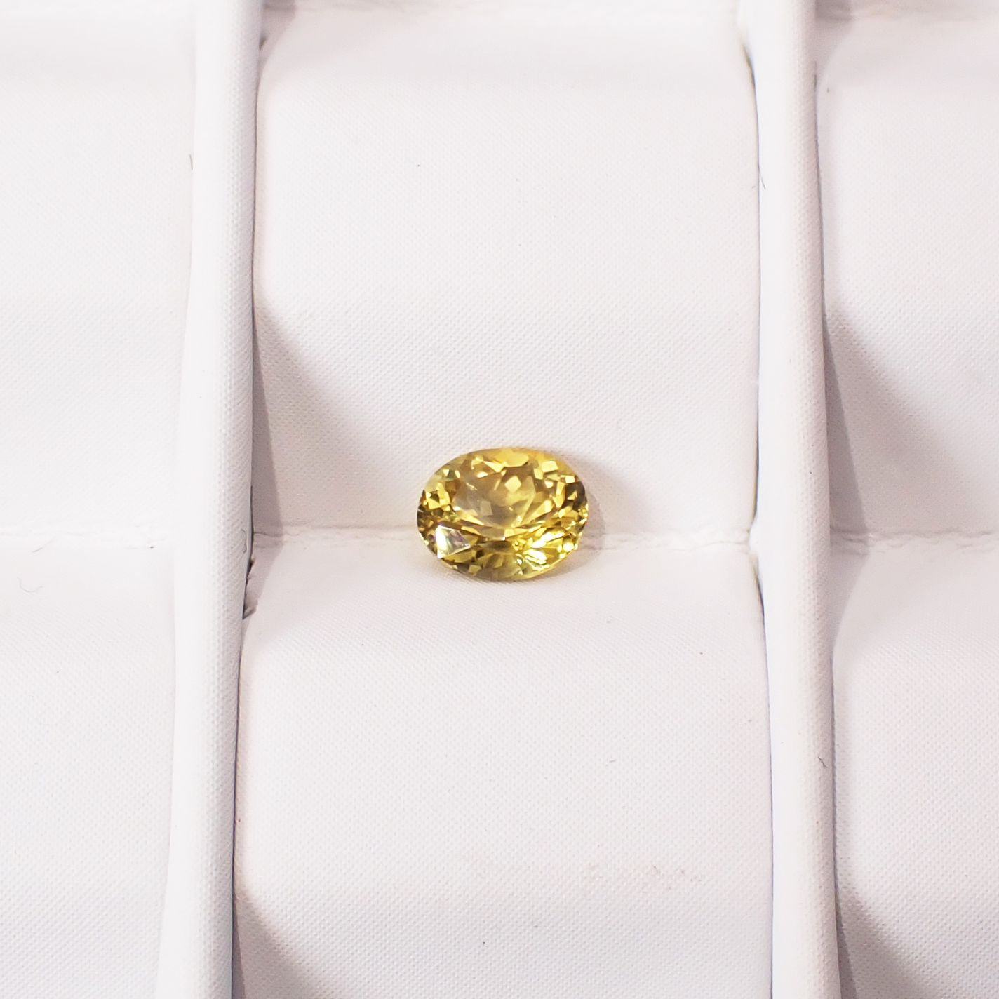 イエローサファイア スリランカ/マダガスカル産 0.34ct / 4.5x3.6mm前後 [250931136]