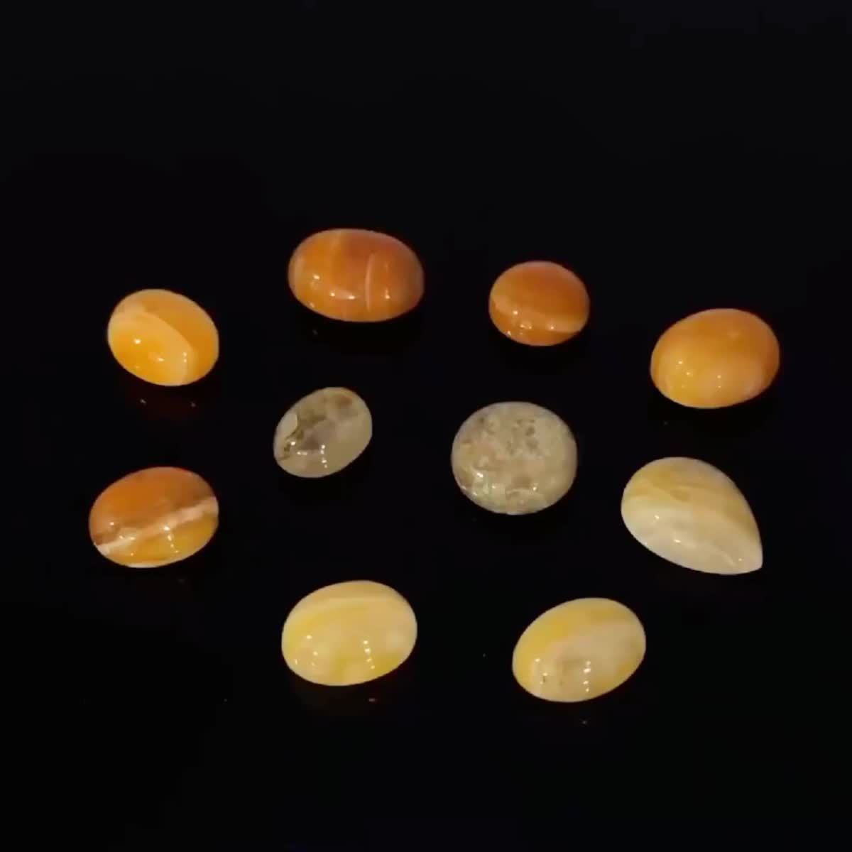 蛍光する新種鉱物・北海道石とは｜発見の物語、希少性、北海道オパール