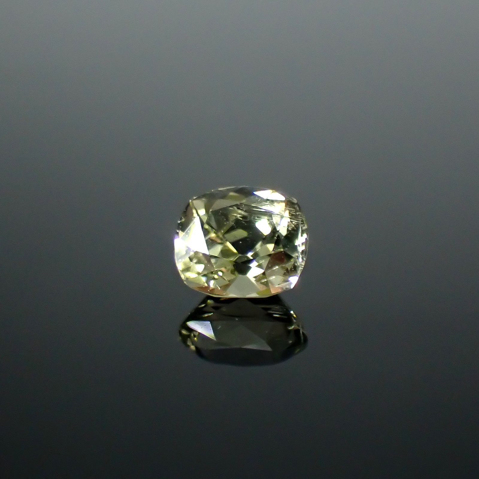 コーネルピン スリランカ産 0.74ct / 5.6x5.1mm前後 [251031235]